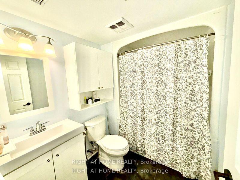 2 Bedrooms Condo at 4025 Kilmer, Burlington For sale