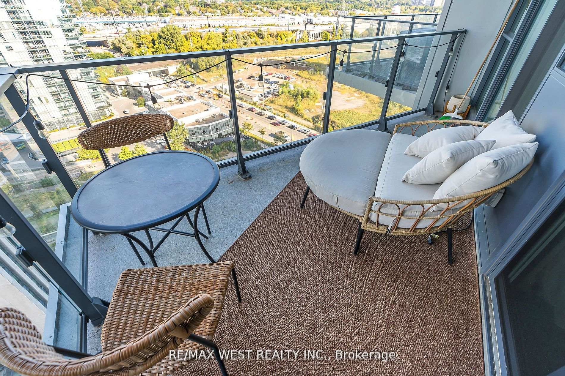 1 Bedroom Condo at 10 Park Lawn, Toronto For sale