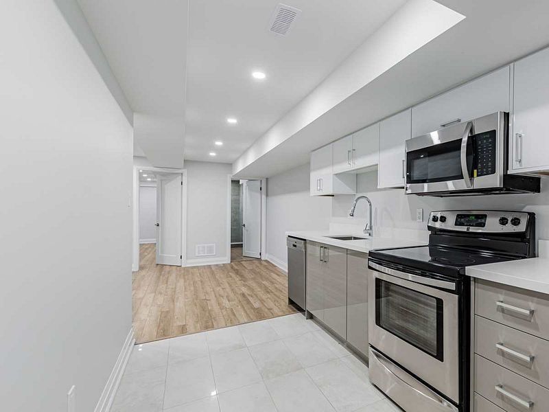 987 Avenue Road Lower