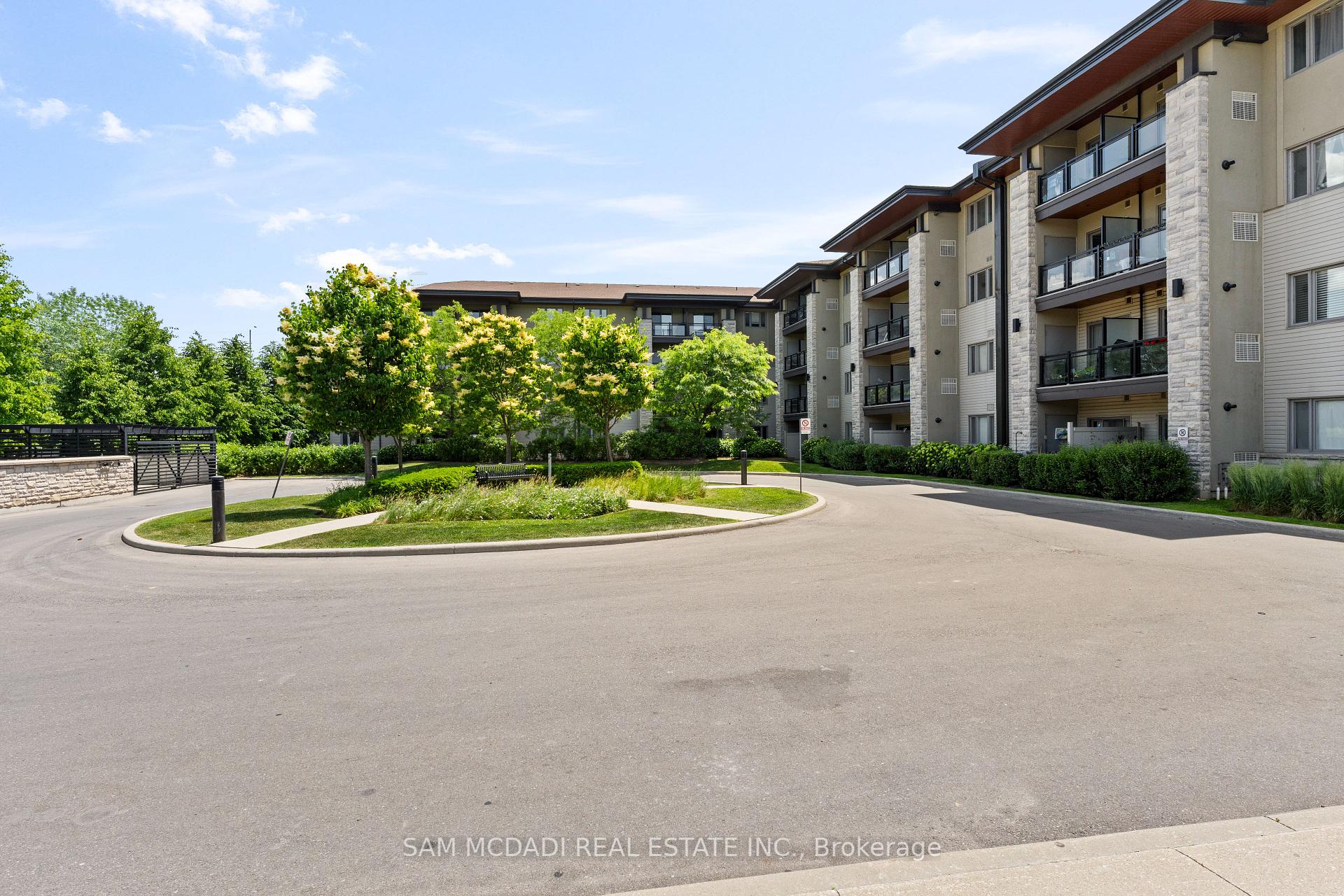 2 Bedrooms Condo at 570 Lolita, Mississauga For sale