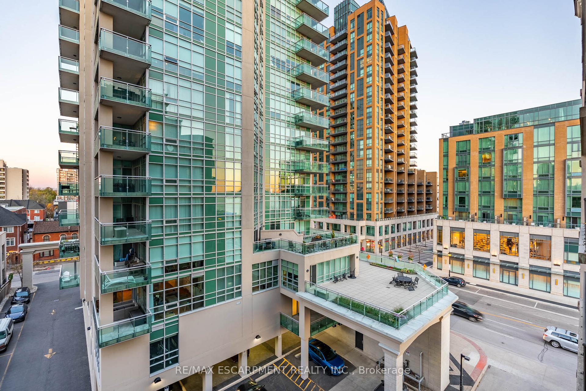 2 Bedrooms Condo at 399 Elizabeth, Burlington For sale