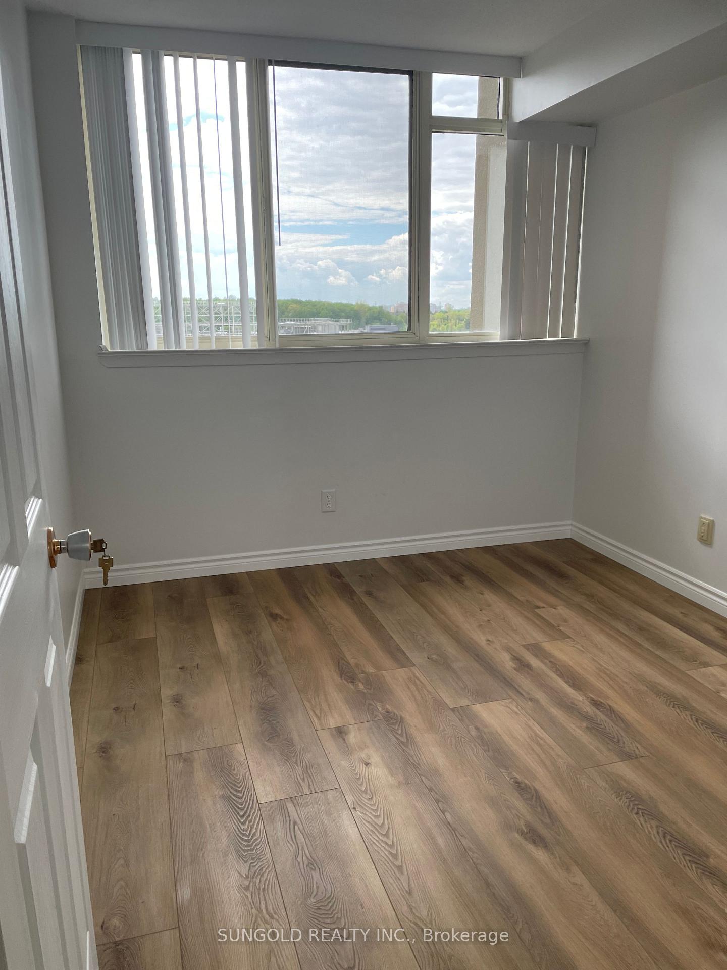 3 Bedrooms Condo at 30 Thunder,  Toronto For sale