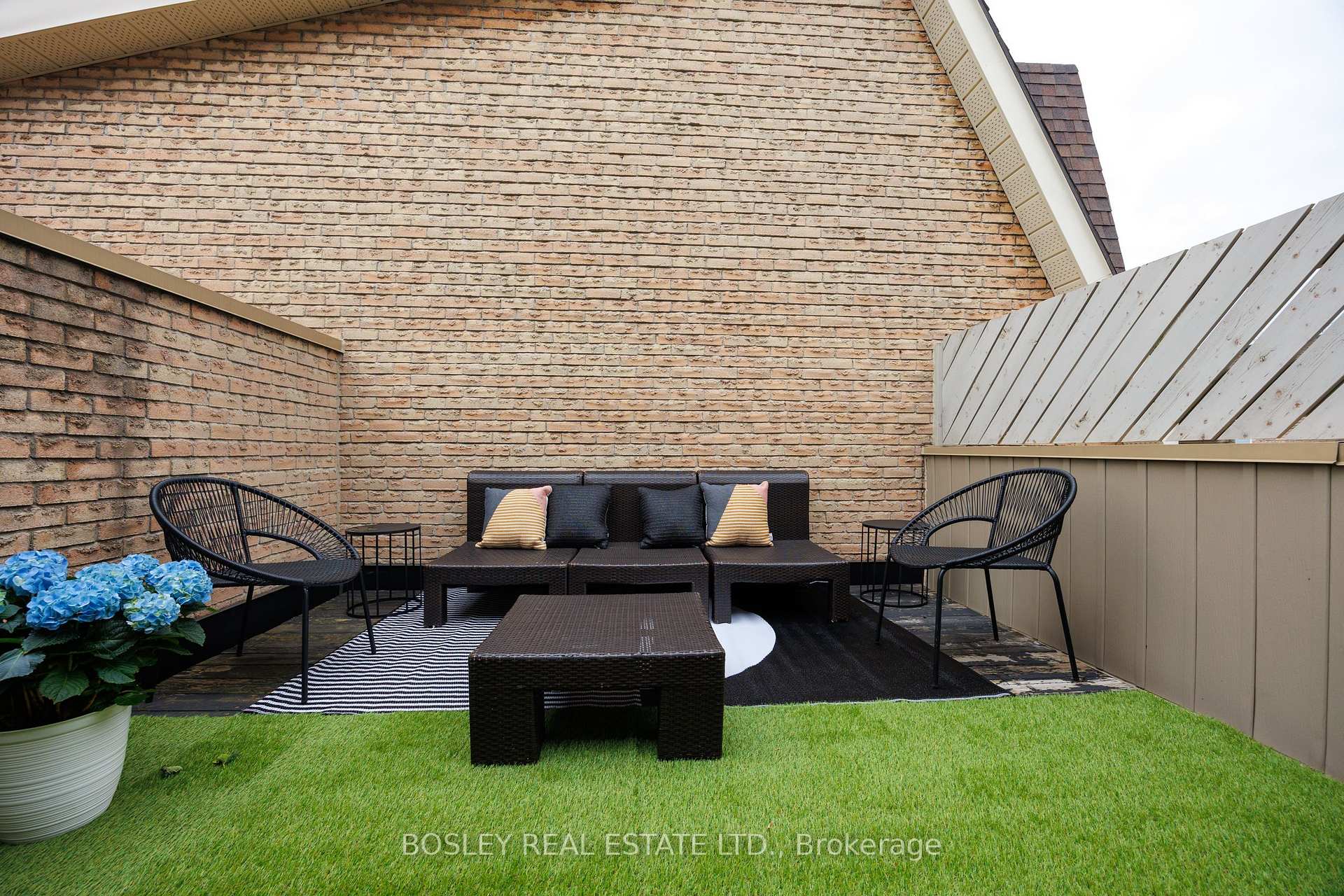 4 Bedrooms Condo at 95 Summerhill, Toronto For sale