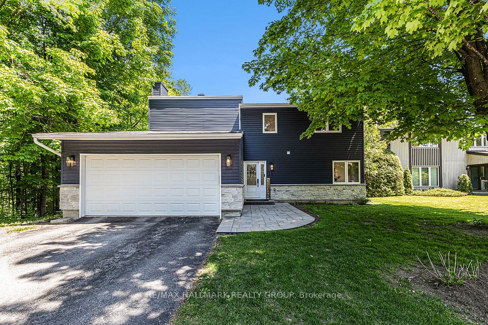 15 Inuvik Crescent, Kanata, ON K2L 1A1