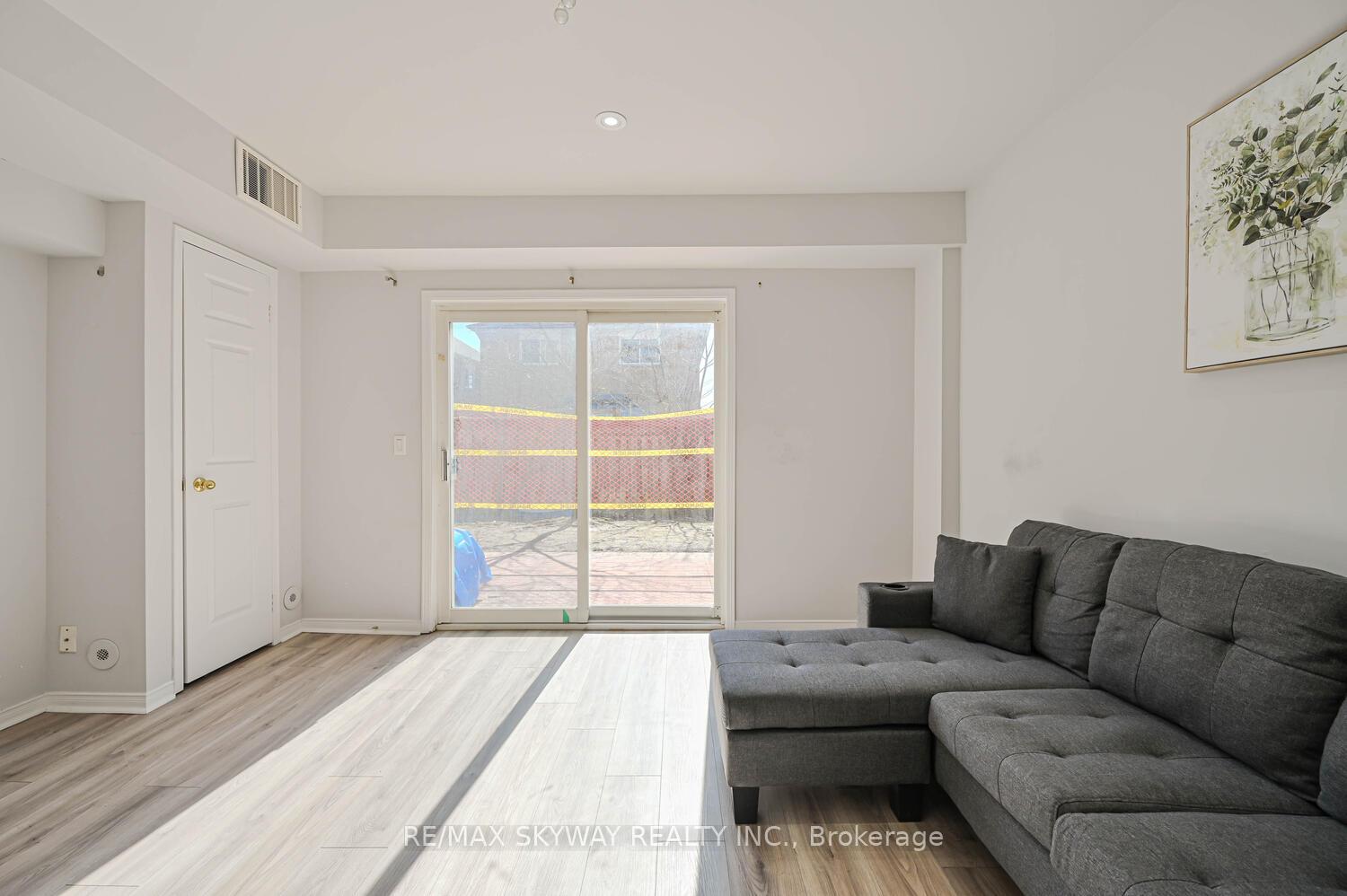 3 Bedrooms Condo at 50 Strathaven,  Mississauga For sale
