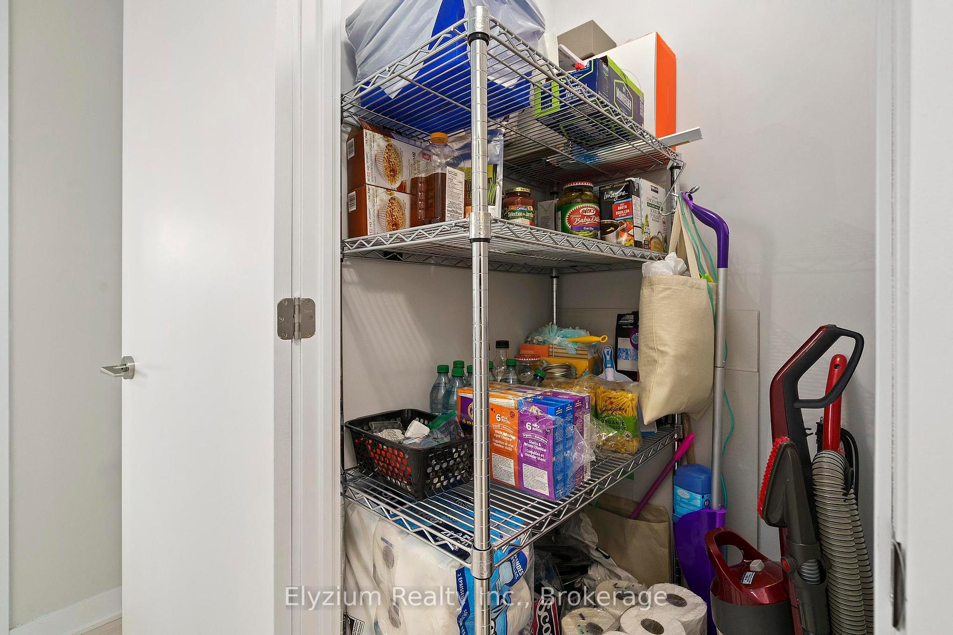 2 Bedrooms Condo at 2221 Yonge, Toronto For sale