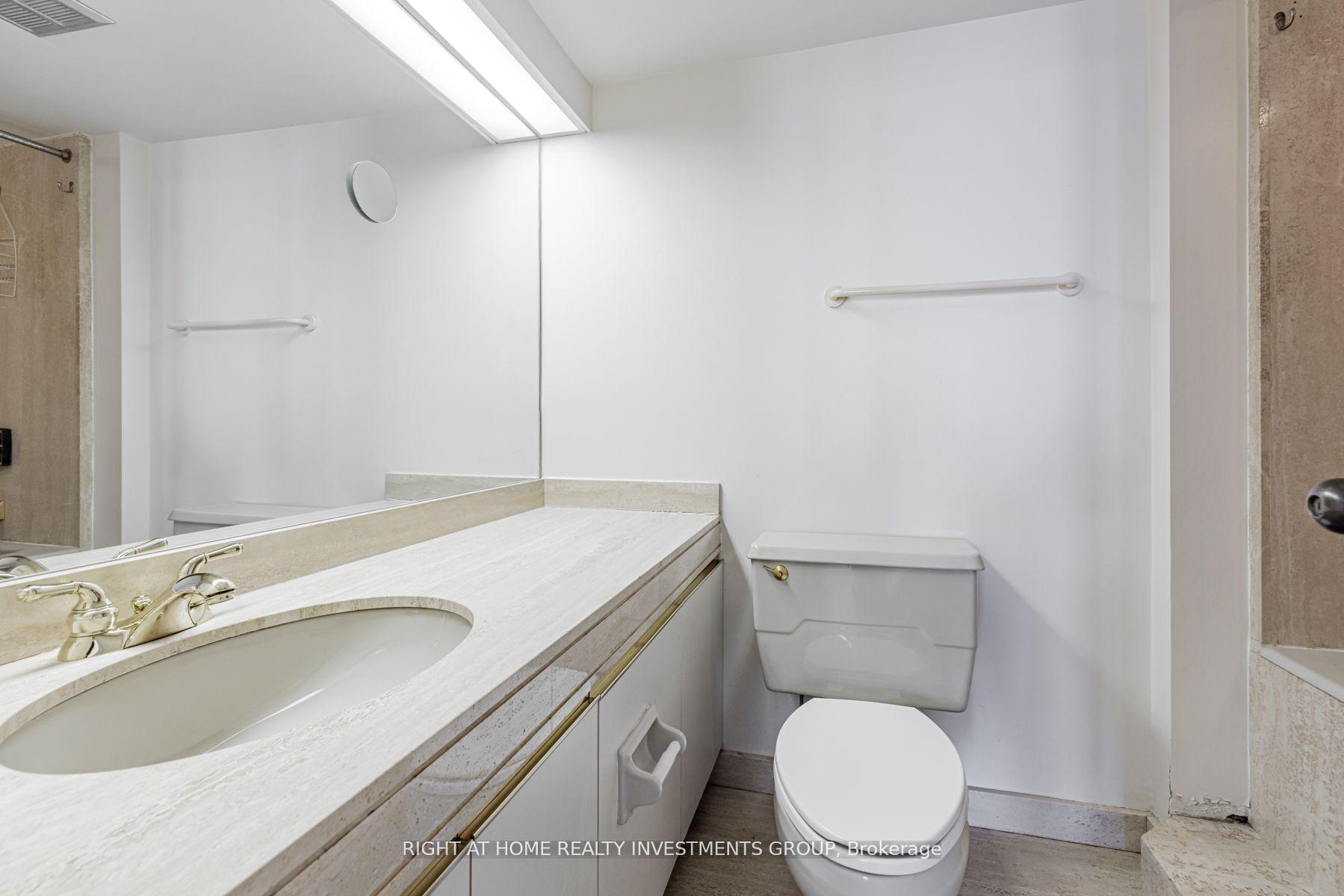 3 Bedrooms Condo at 65 Harbour,  Toronto For sale
