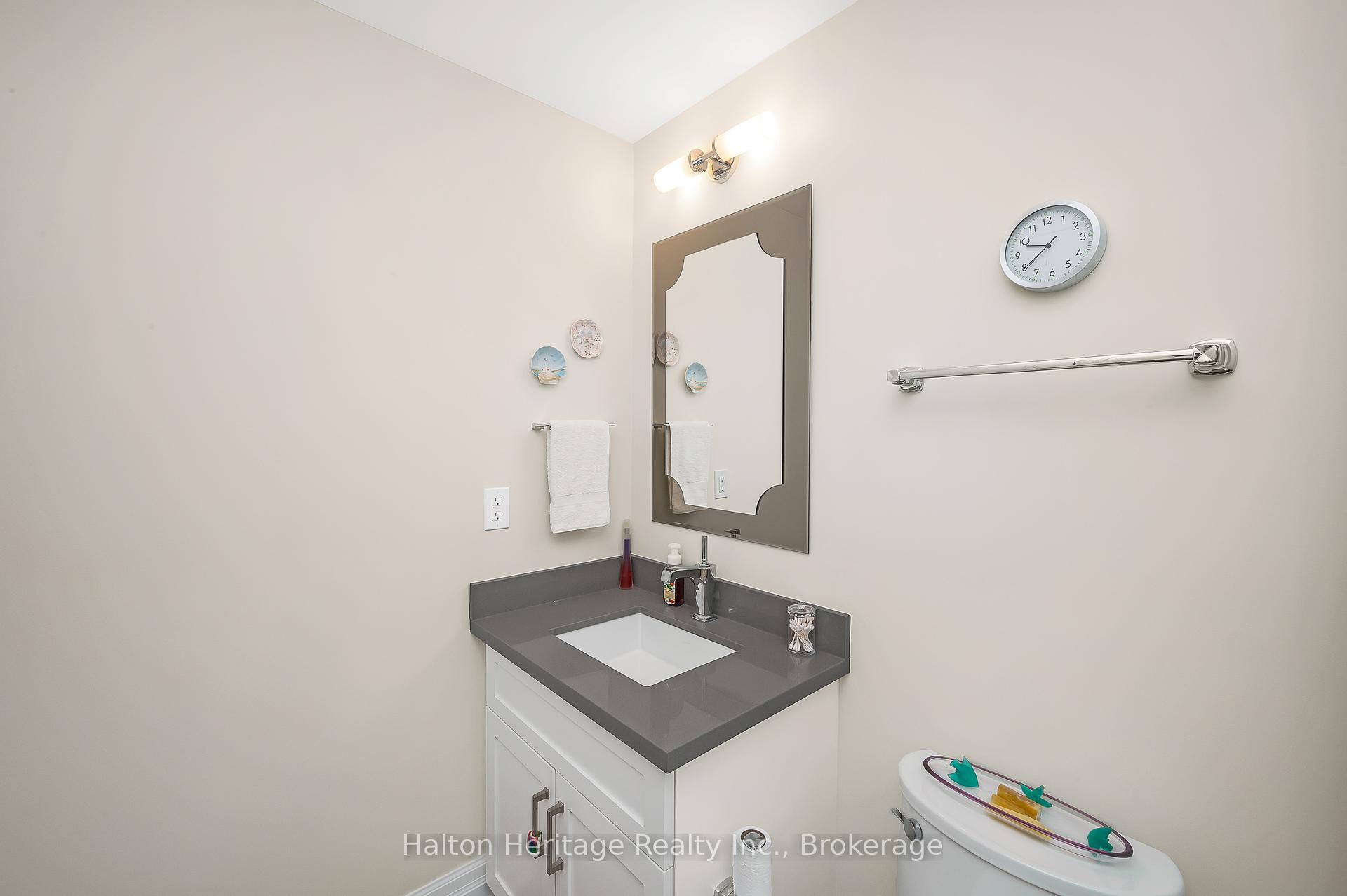2 Bedrooms Condo at 2060 Lakeshore, Burlington For sale