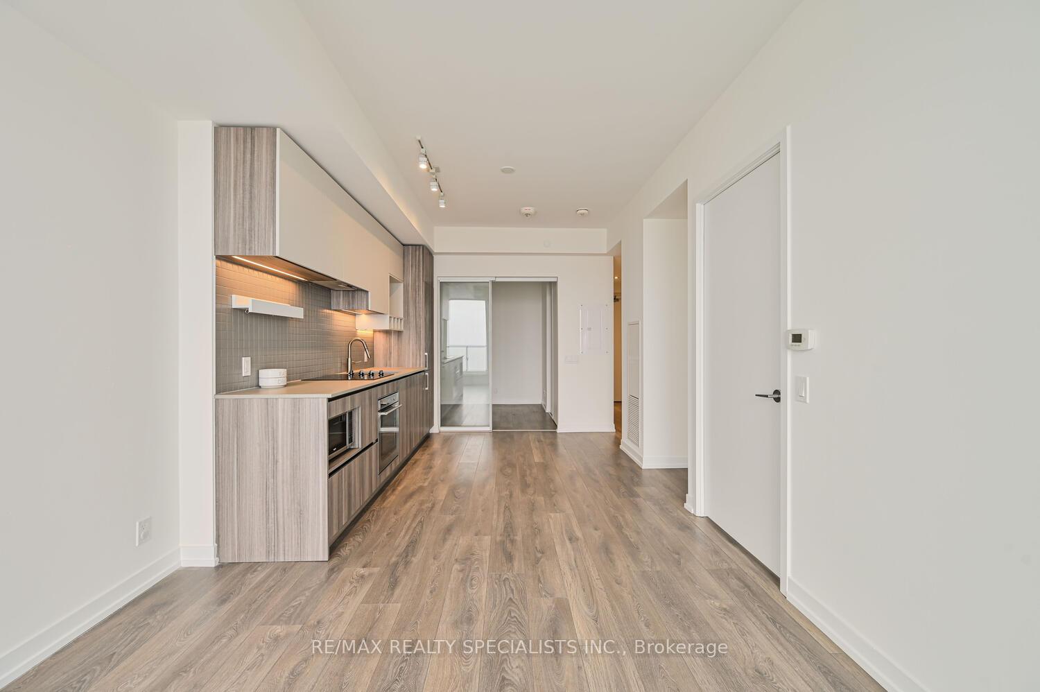 2 Bedrooms Condo at 5 BUTTERMILL, Vaughan For sale