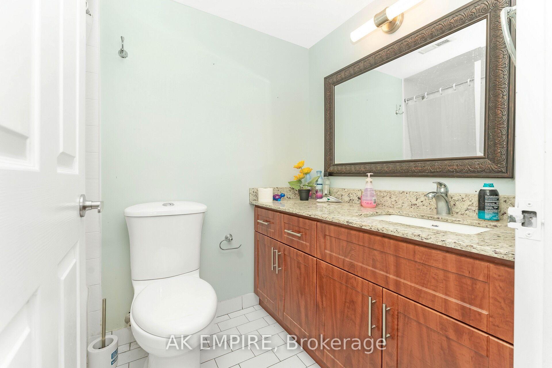 3 Bedrooms Condo at 250 Webb, Mississauga For sale