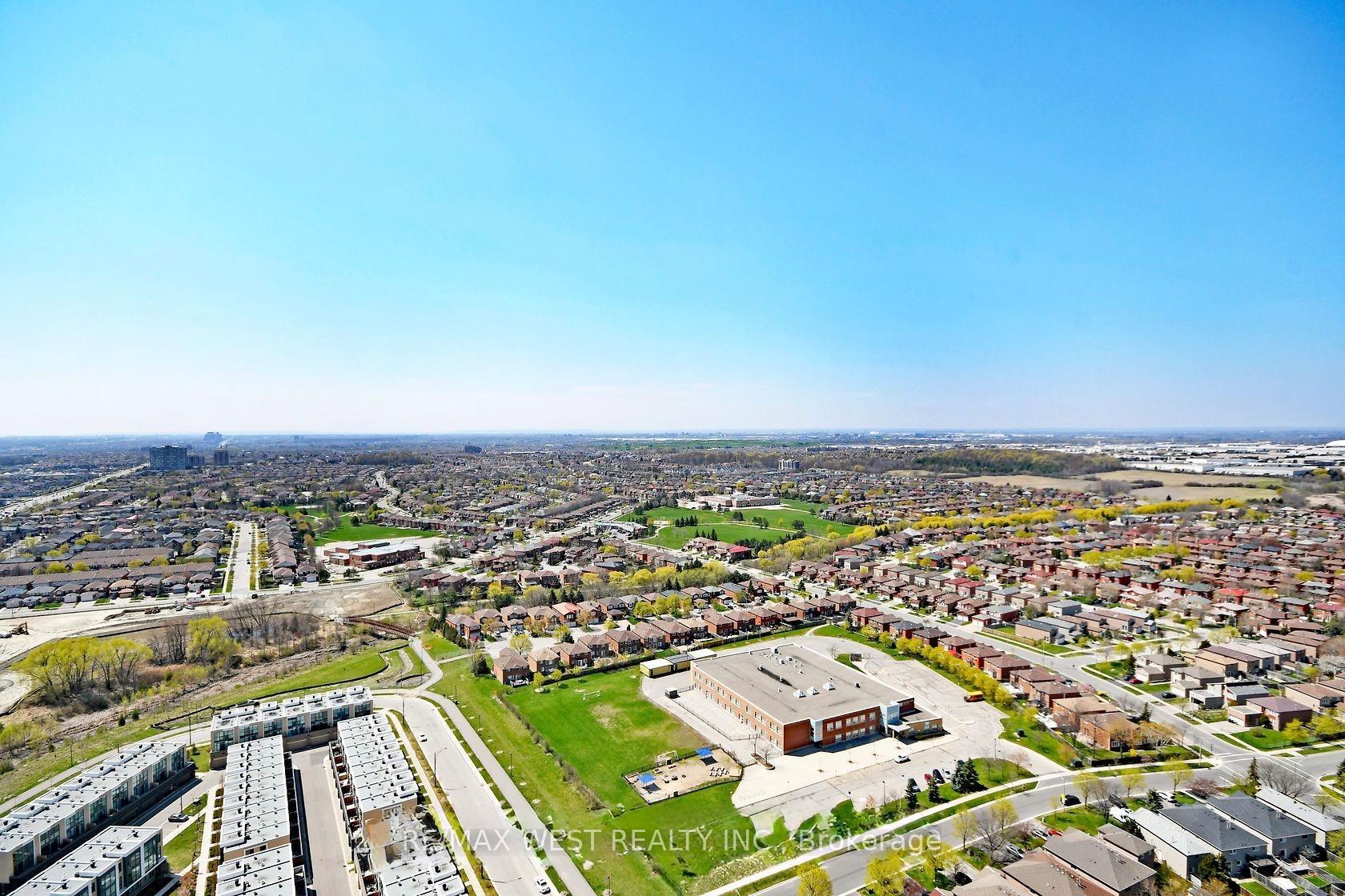 3 Bedrooms Condo at 35 Watergarden, Mississauga For sale