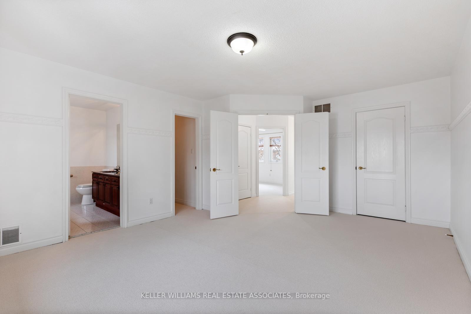 3 Bedrooms Condo at 5480 Glen Erin, Mississauga For sale