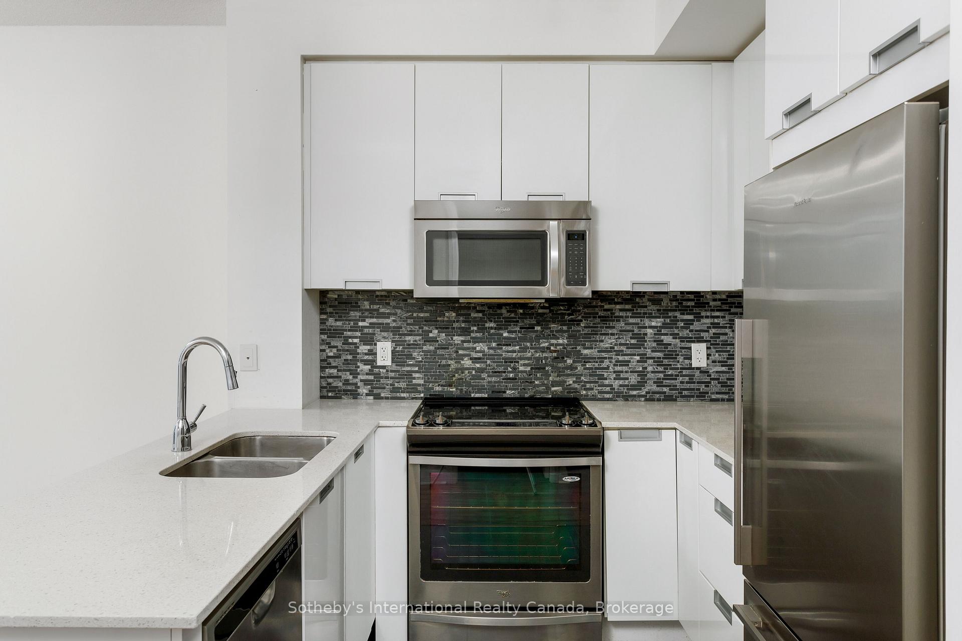 2 Bedrooms Condo at 55 Eglinton, Mississauga For sale