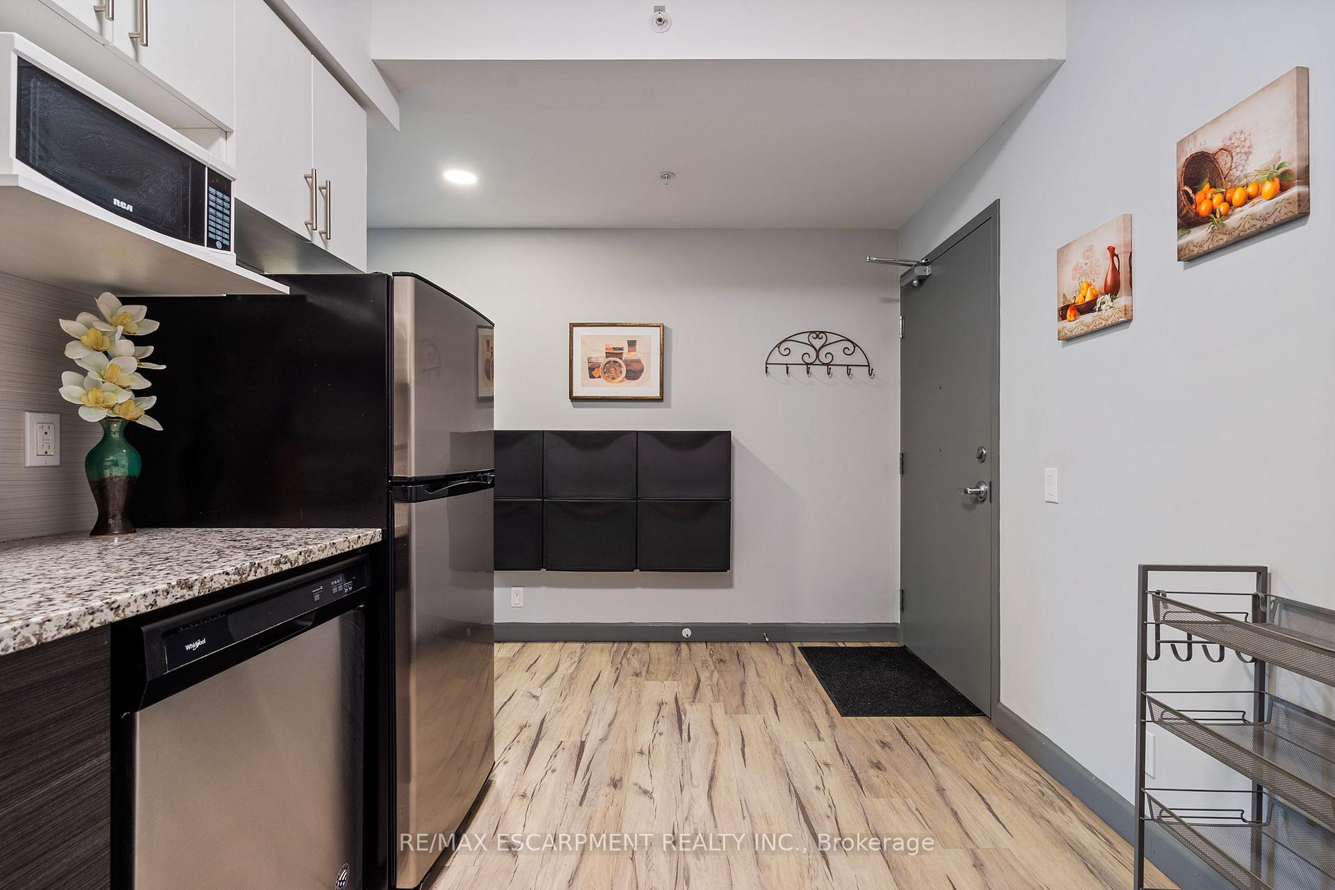 2 Bedrooms Condo at 77 LELAND, Hamilton For sale