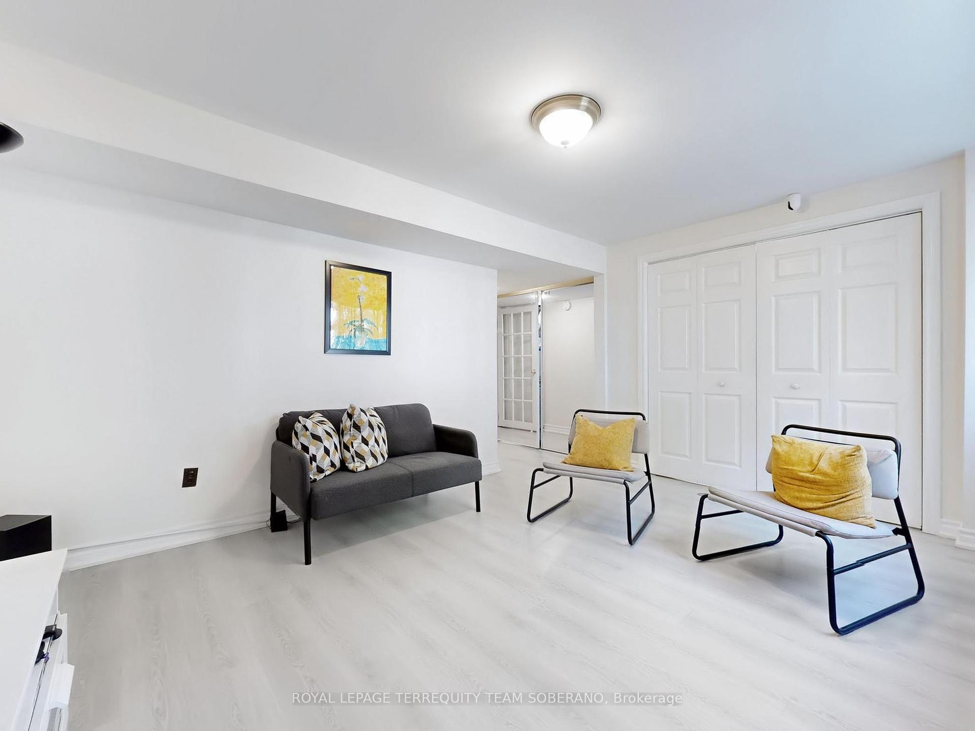 3 Bedrooms Condo at 8 Village Greenway, Toronto For sale