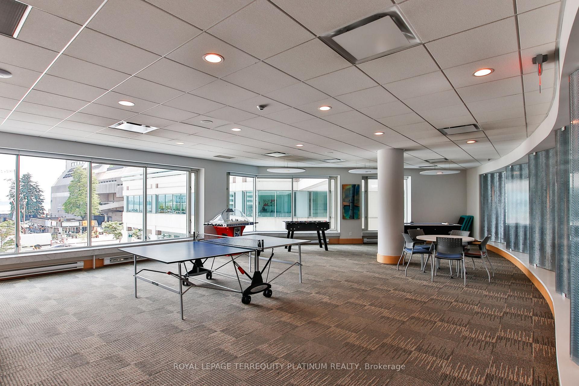 2 Bedrooms Condo at 10 Yonge, Toronto For sale