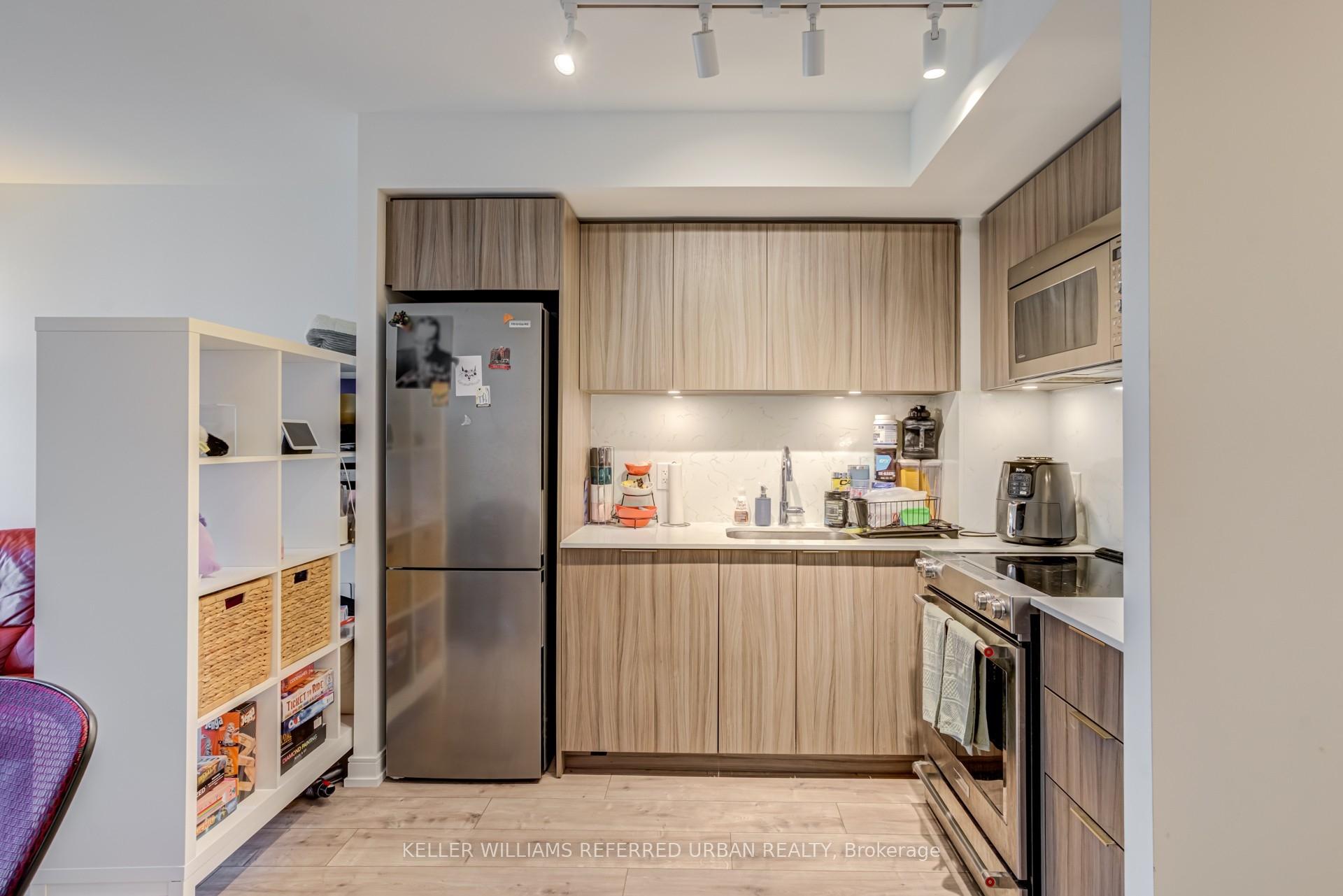 2 Bedrooms Condo at 30 Samuel Wood, Toronto For sale