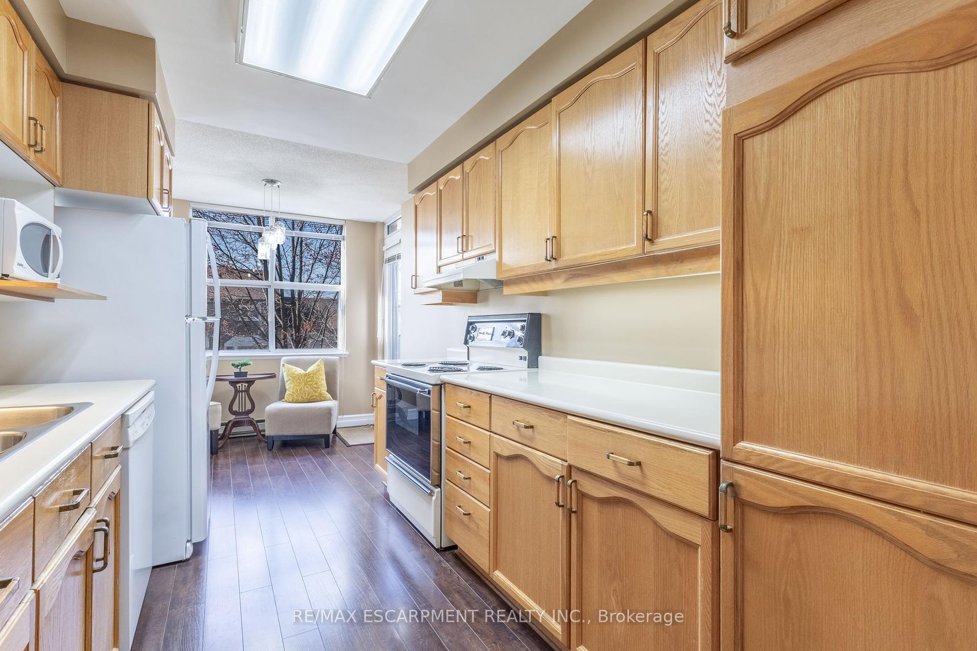 2 Bedrooms Condo at 2199 Sixth,  Oakville For sale