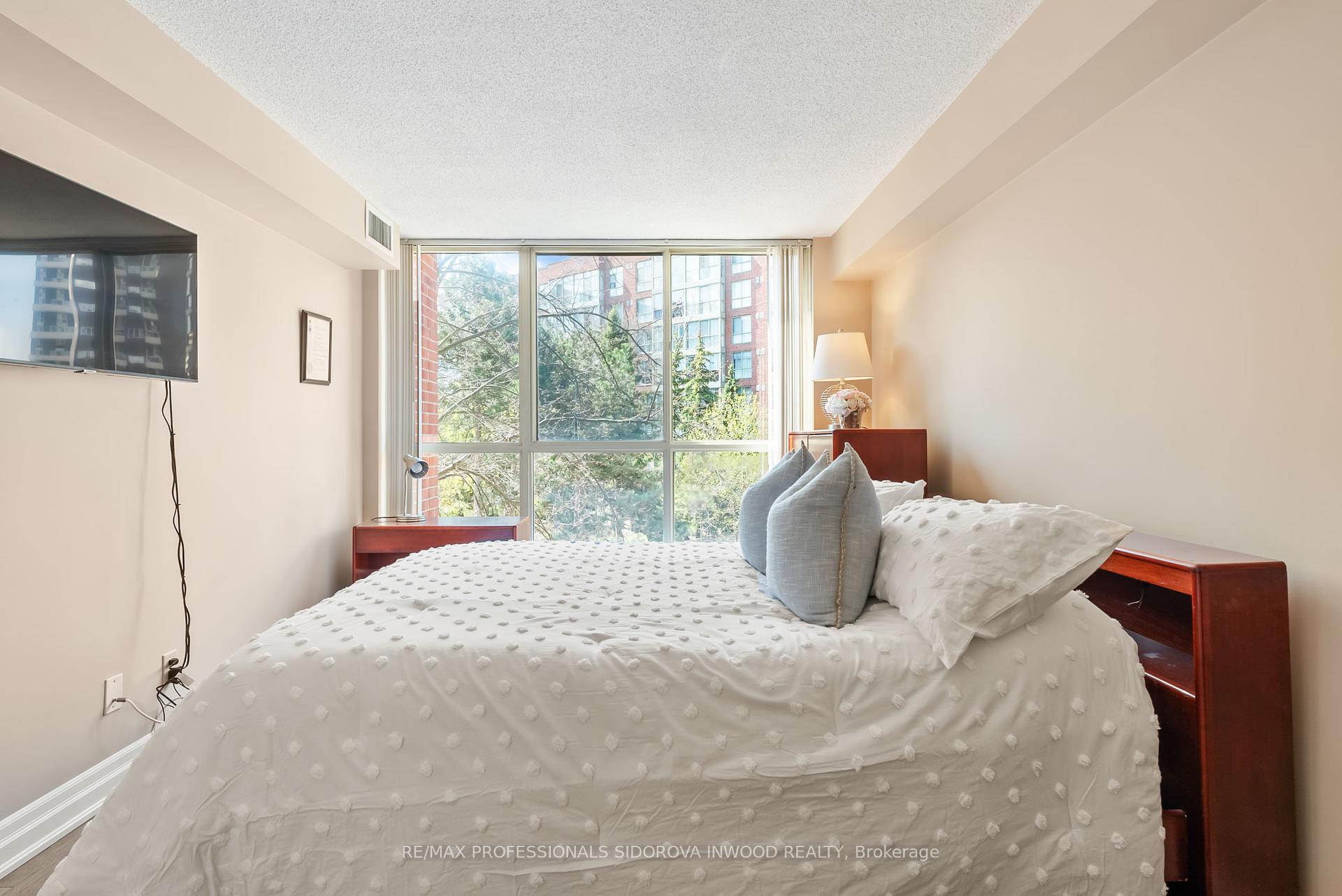3 Bedrooms Condo at 20 Southport, Toronto For sale