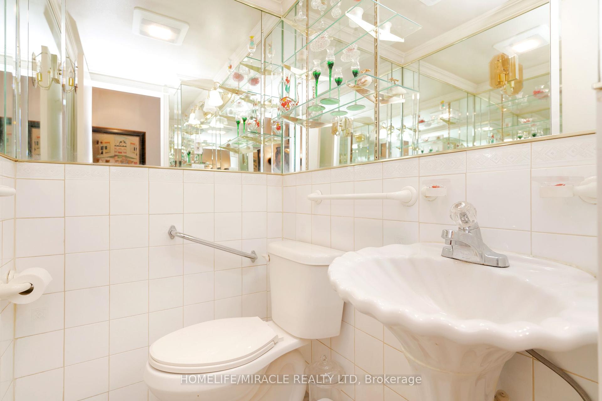 4 Bedrooms Condo at 50 Blackwell, Toronto For sale