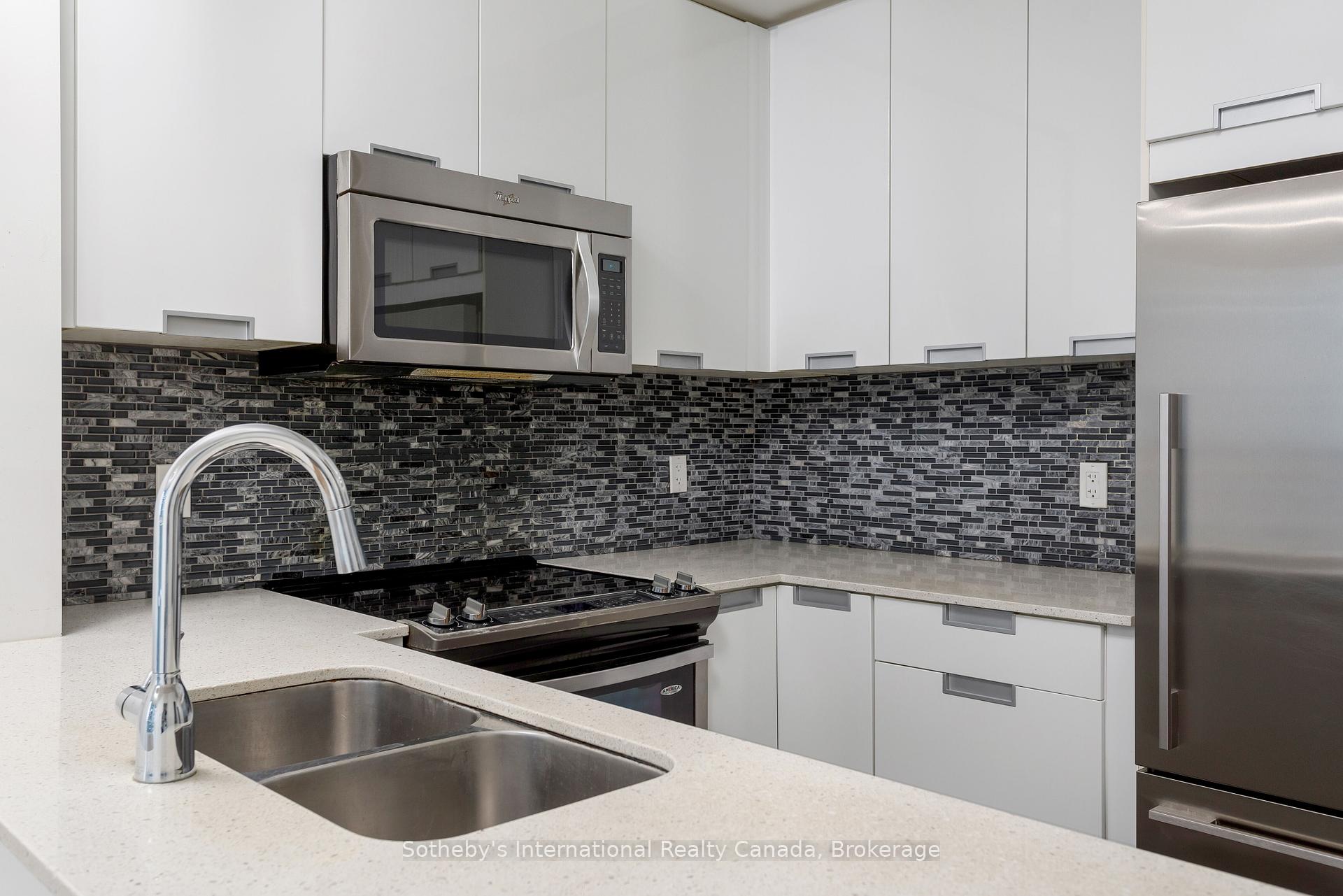 2 Bedrooms Condo at 55 Eglinton, Mississauga For sale