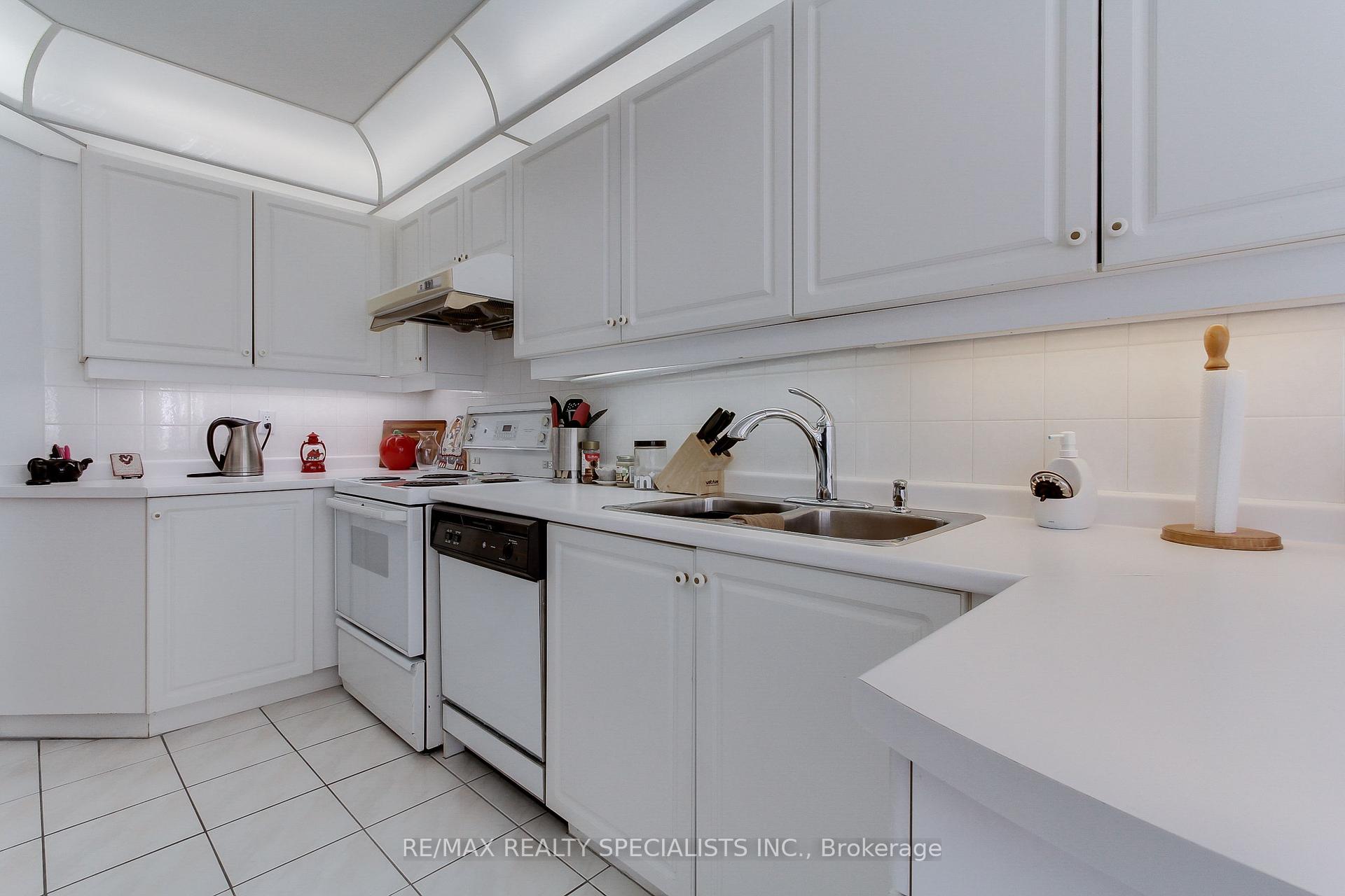 3 Bedrooms Condo at 168 Bonis, Toronto For sale
