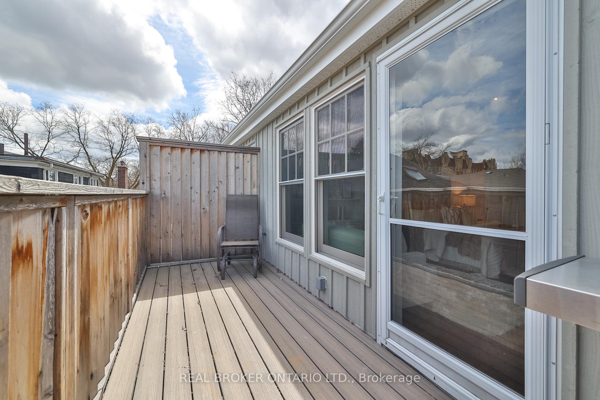 2 Bedrooms Condo at 195 Poplar Plains, Toronto For sale