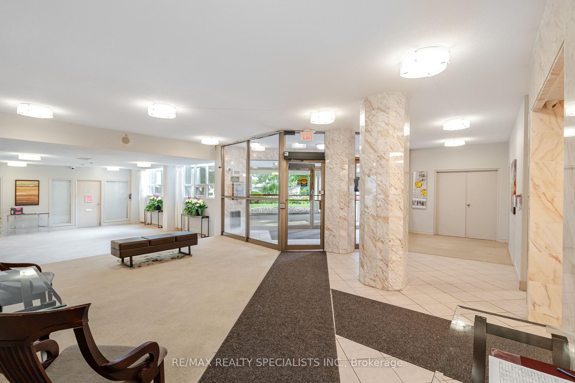 3 Bedrooms Condo at 2323 Confederation, Mississauga For sale