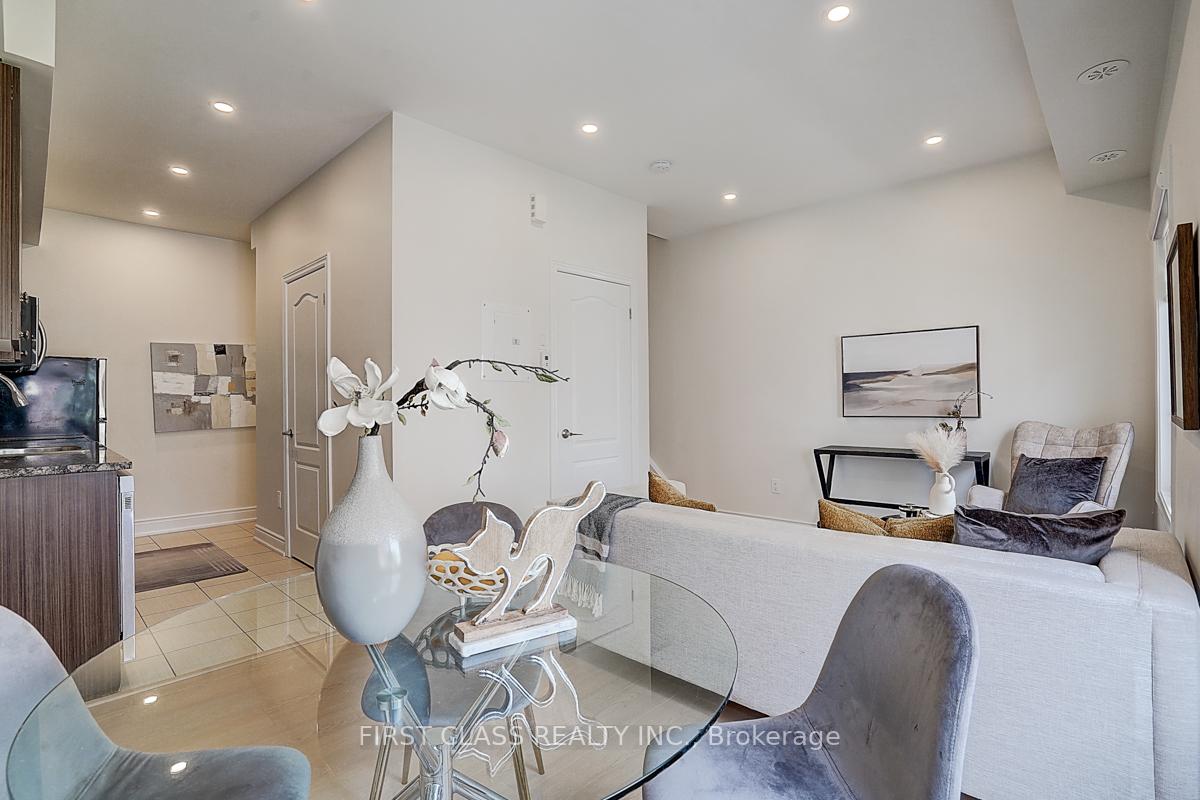 3 Bedrooms Condo at 17 Coneflower,  Toronto For sale