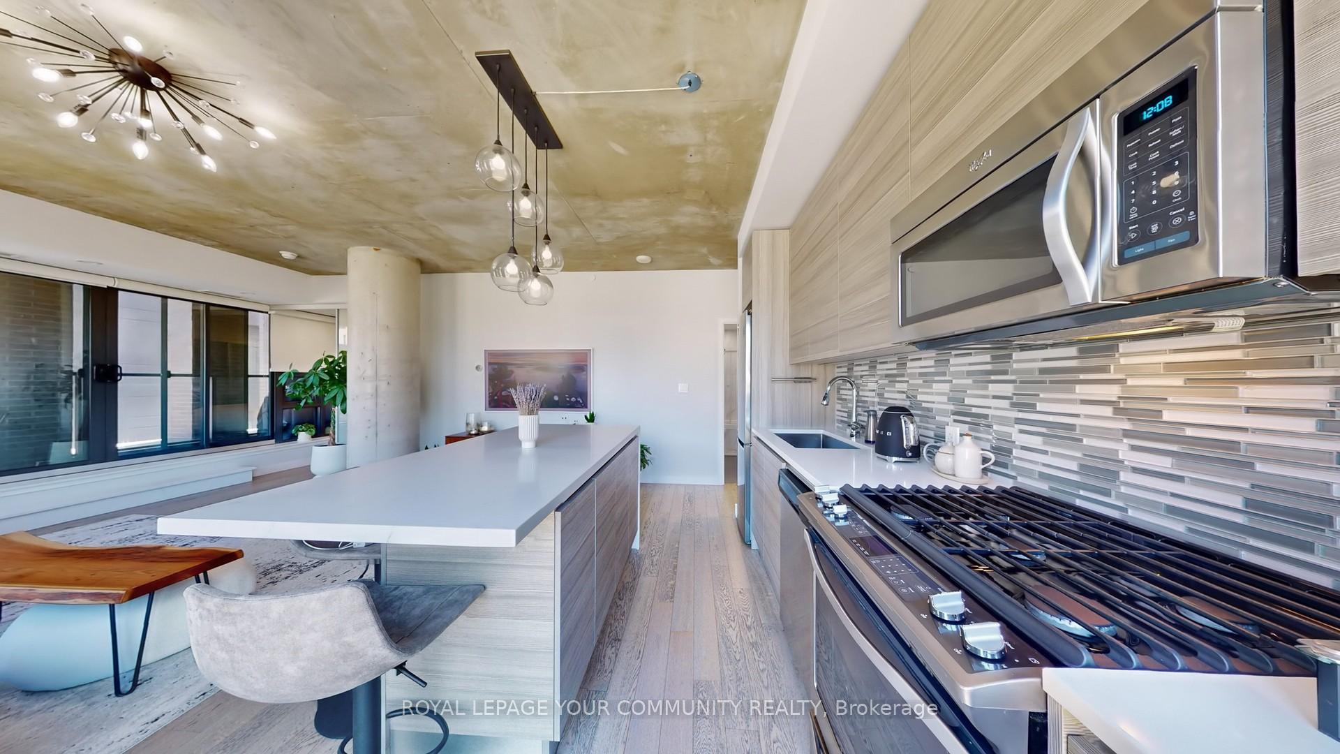 2 Bedrooms Condo at 111 Bathurst, Toronto For sale