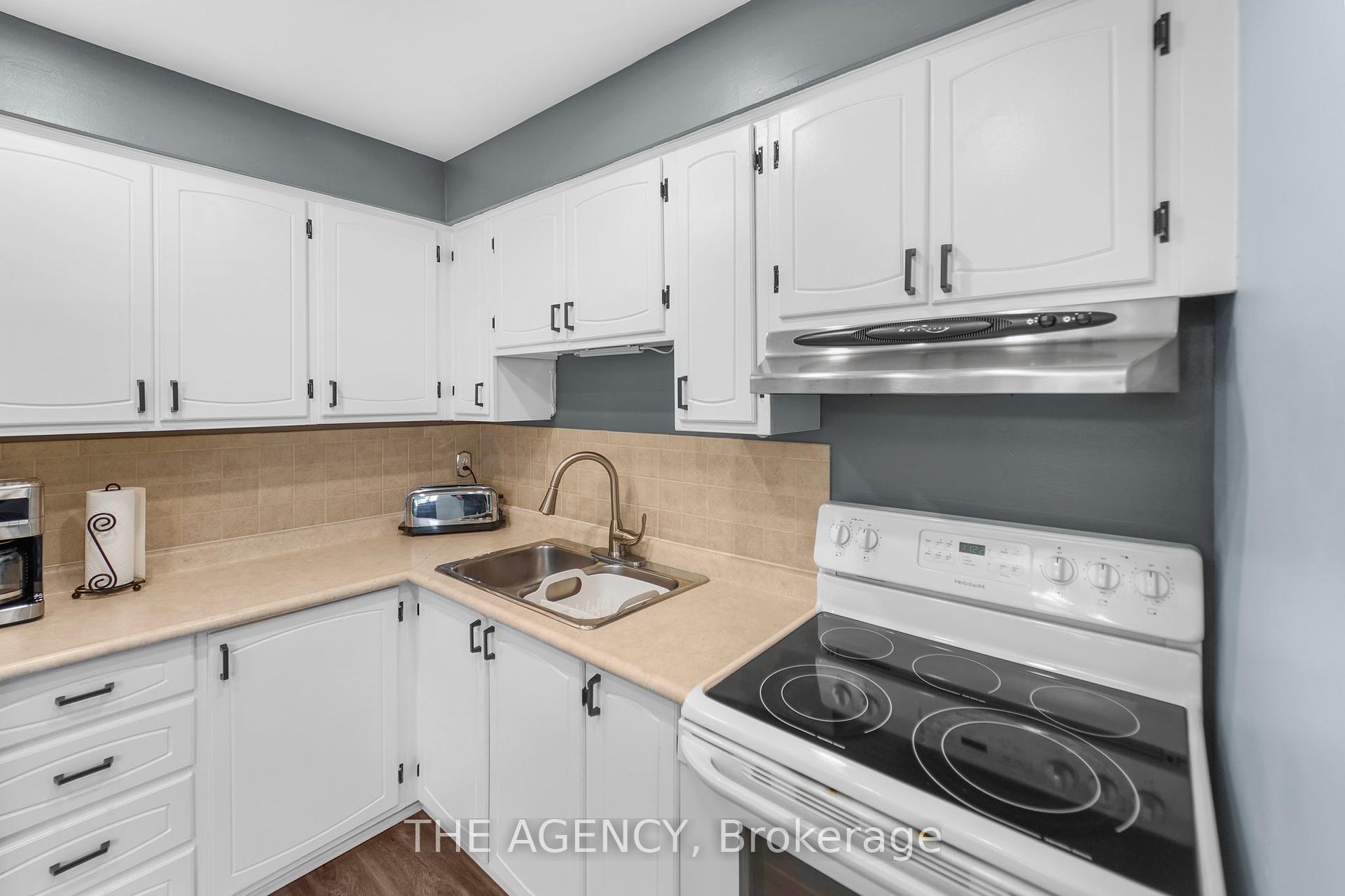 3 Bedrooms Condo at 965 Francis, Burlington For sale