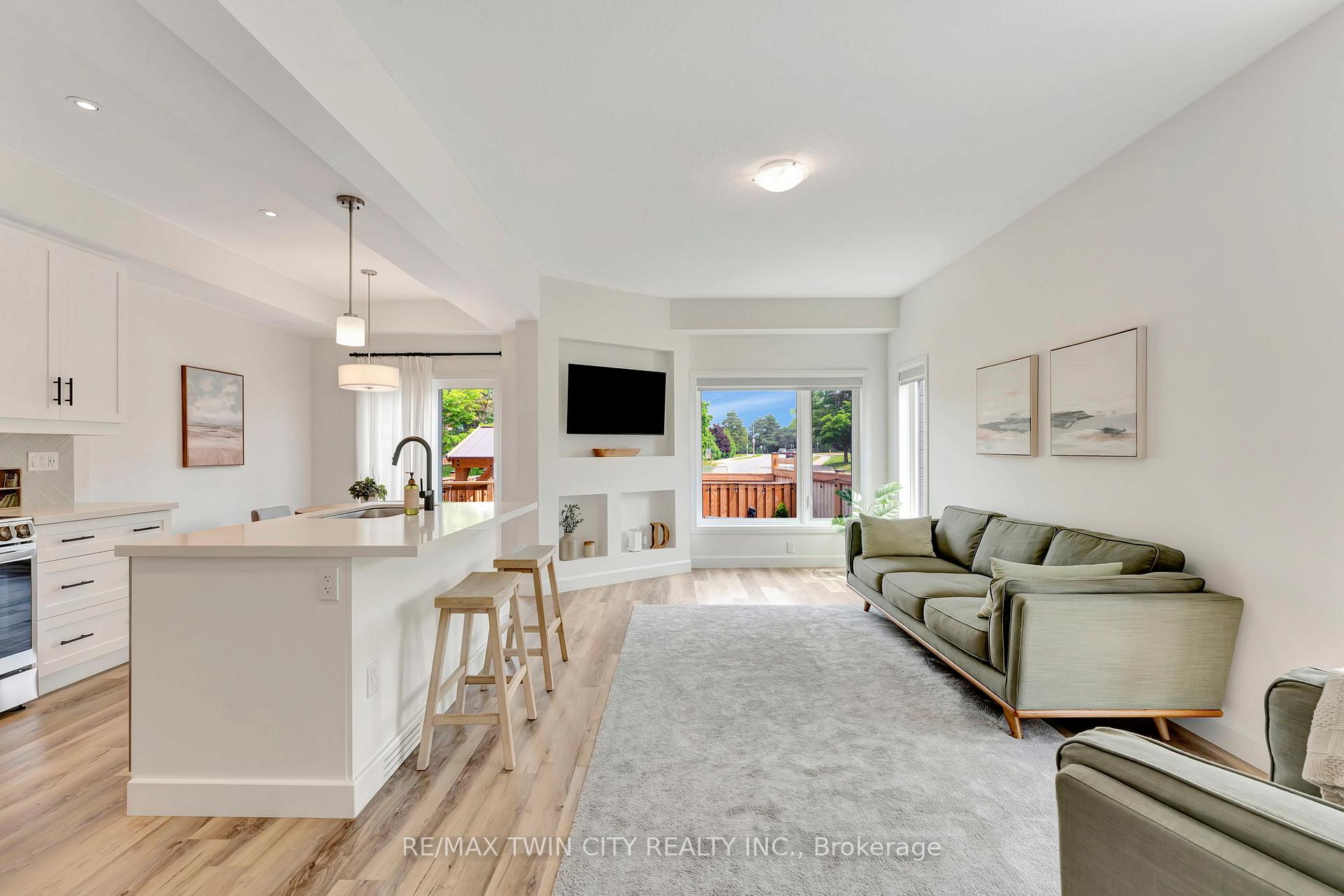 3 Bedrooms Condo at 4 Southam, Hamilton For sale
