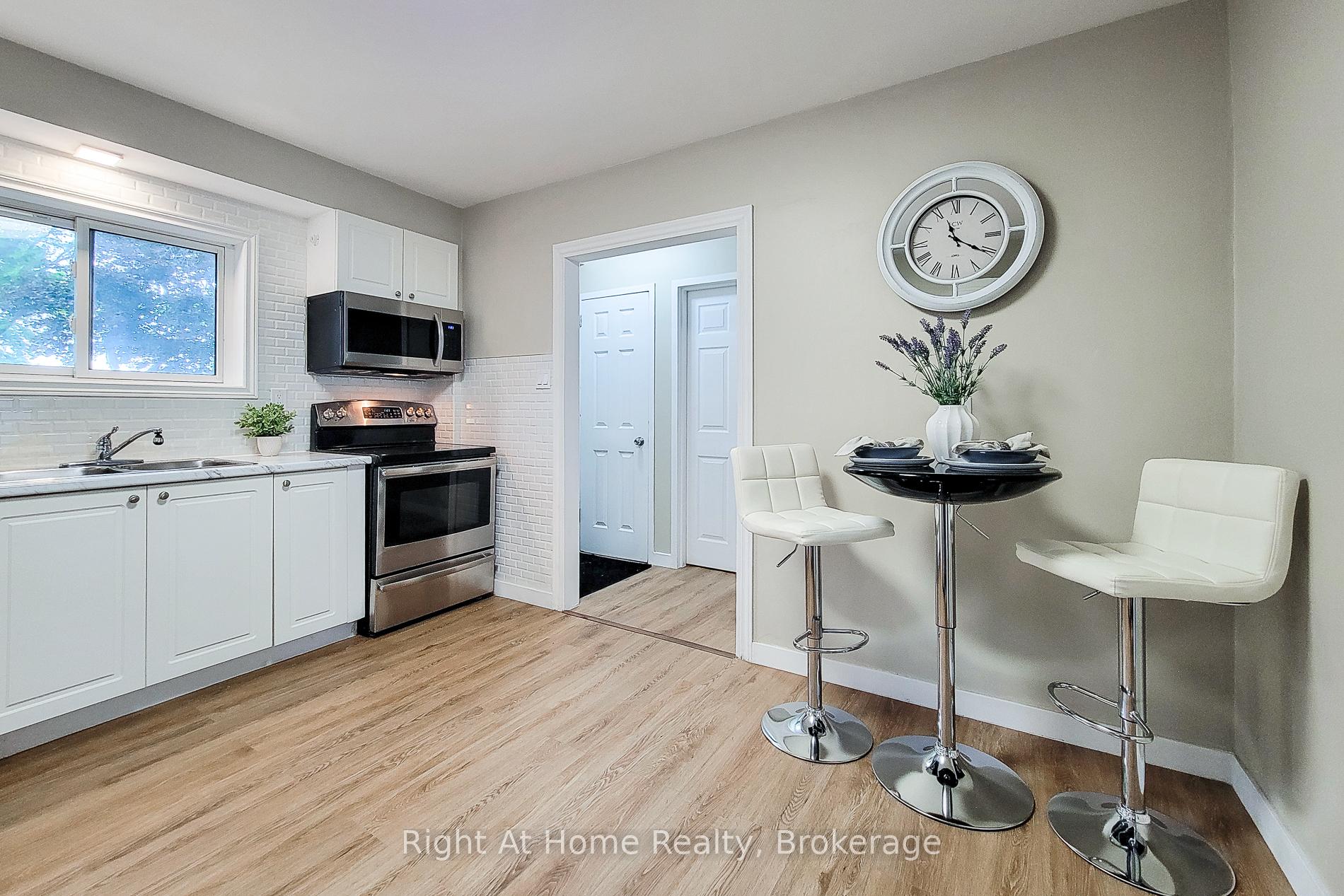 3 Bedrooms Condo at 8 Glenburn, Hamilton For sale