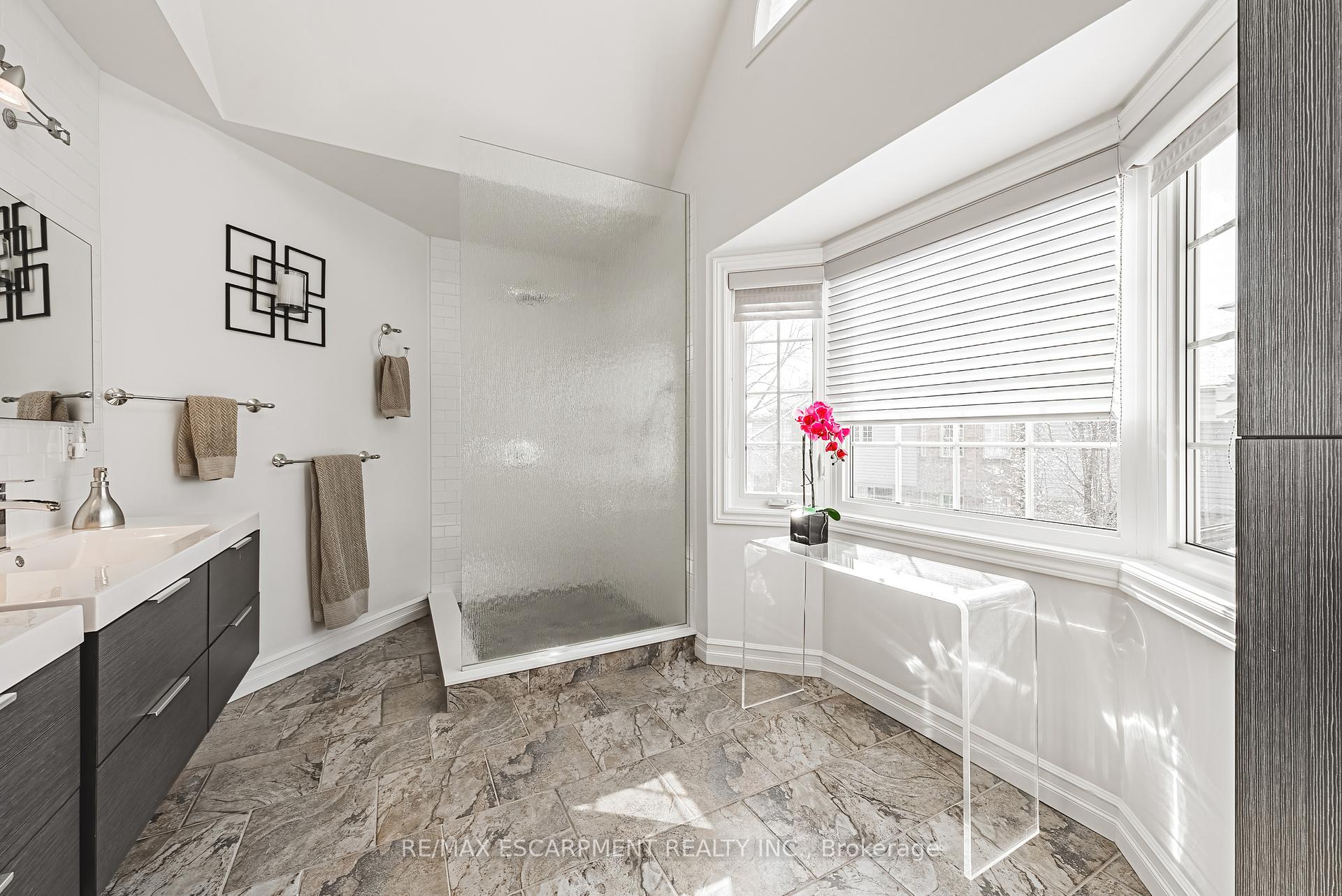 3 Bedrooms Condo at 3333 New,  Burlington For sale