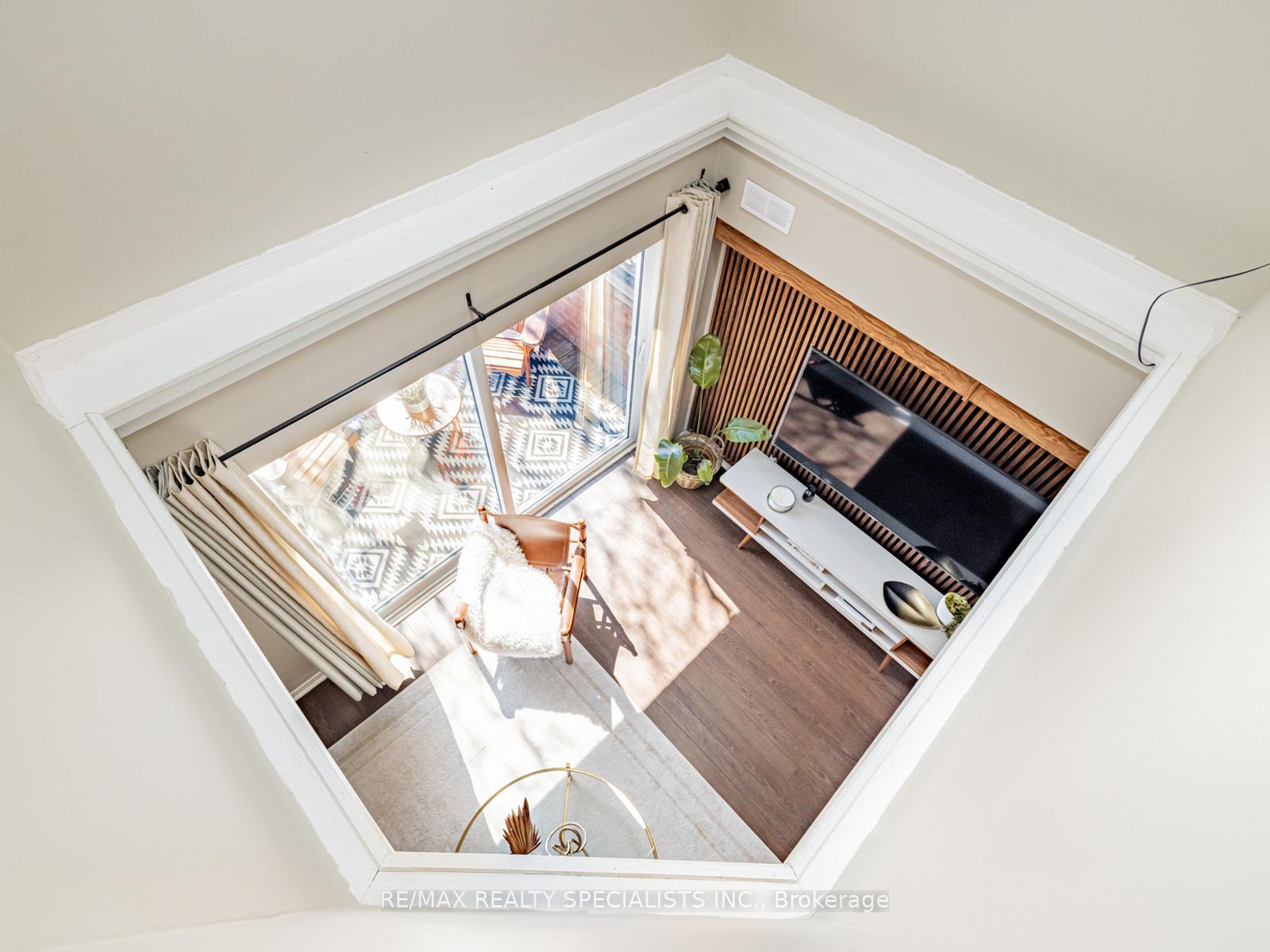 2 Bedrooms Condo at 2055 WALKERS, Burlington For sale