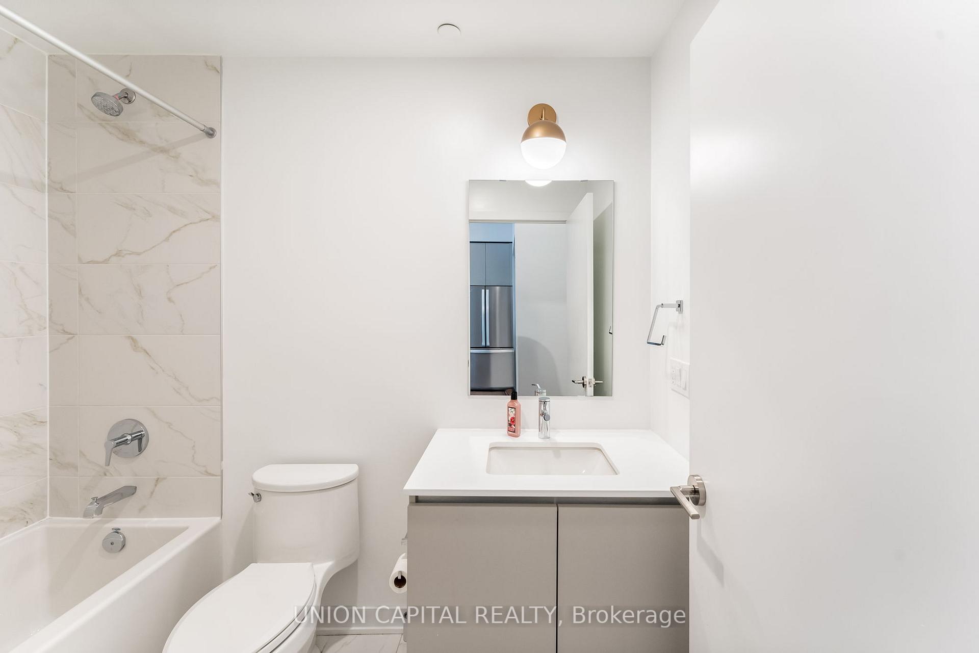 2 Bedrooms Condo at 405 Dundas, Oakville For sale
