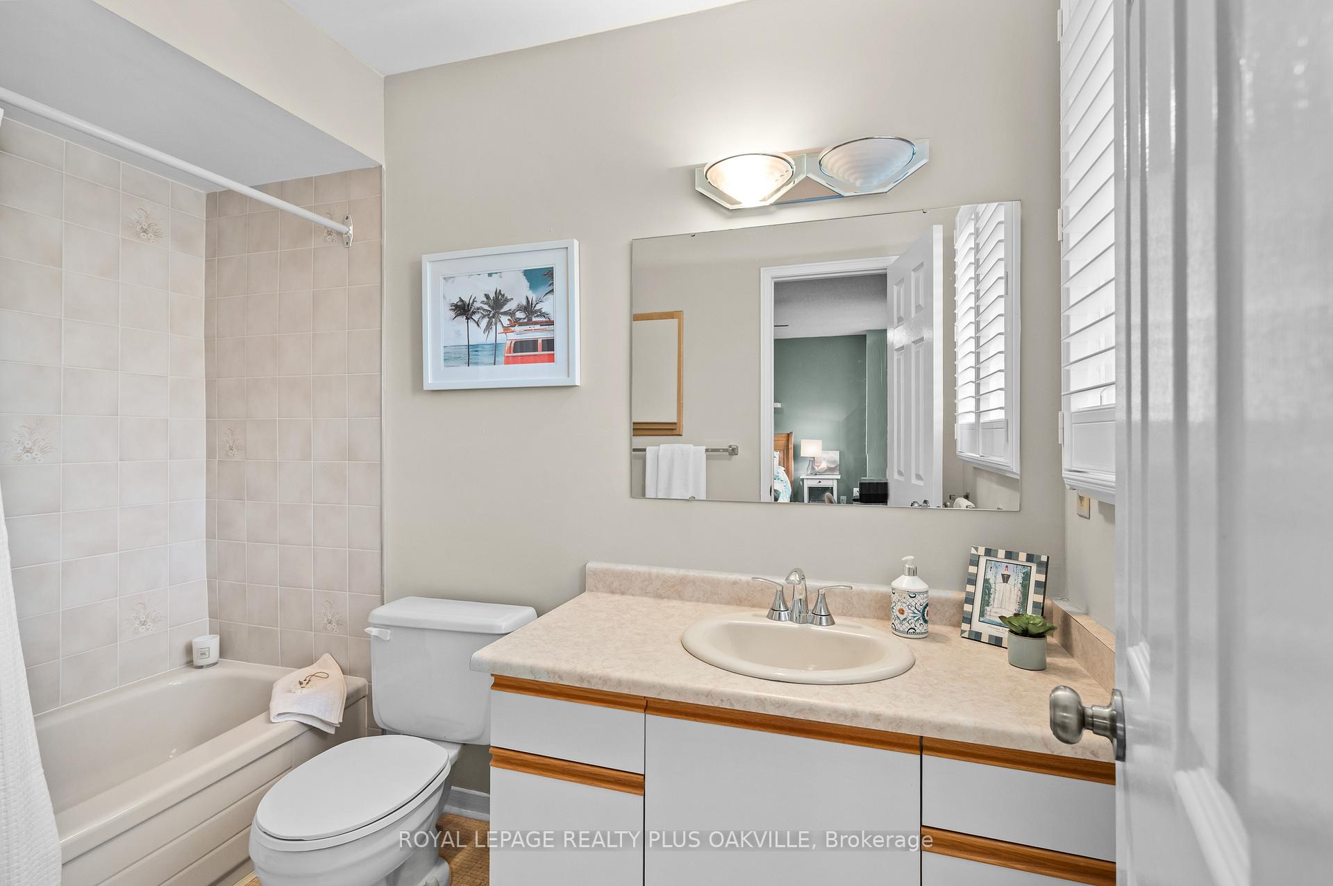 2 Bedrooms Condo at 5255 Lakeshore, Burlington For sale