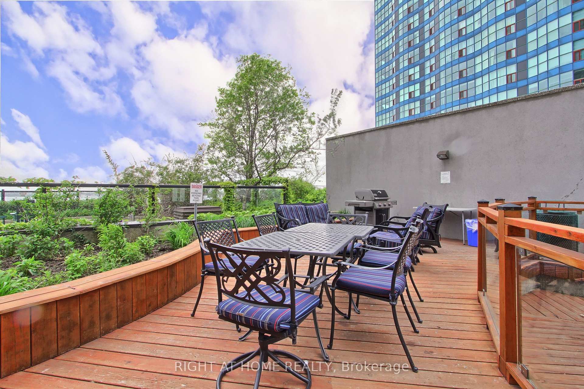 1 Bedroom Condo at 77 Harbour, Toronto For sale