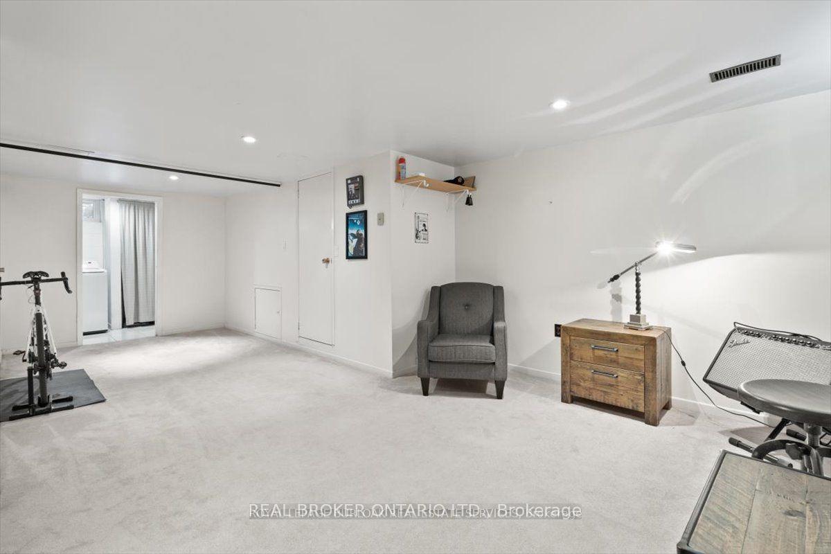 2 Bedrooms Condo at 11 Colmar, Hamilton For sale