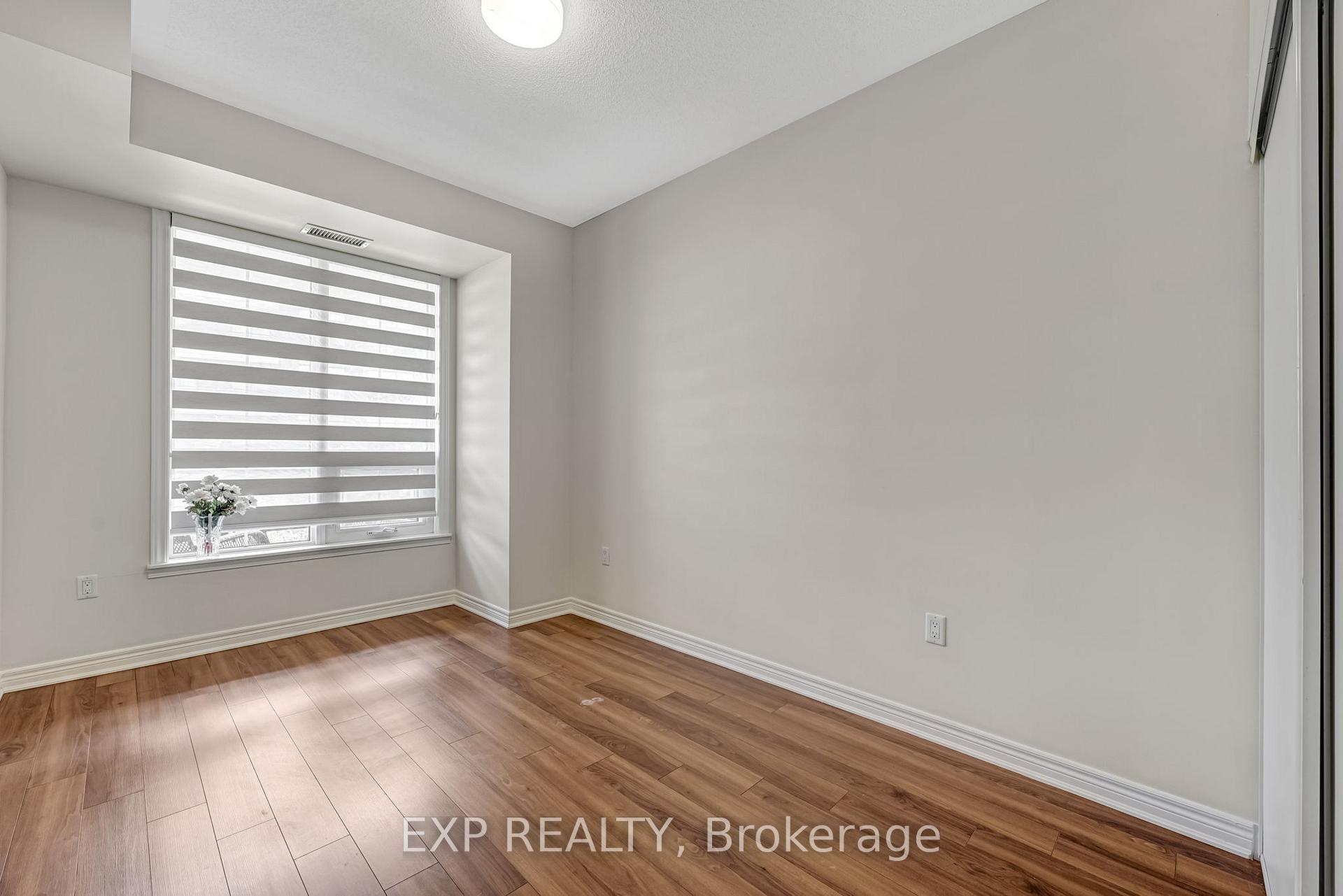 3 Bedrooms Condo at 216 Oak Park, Oakville For sale