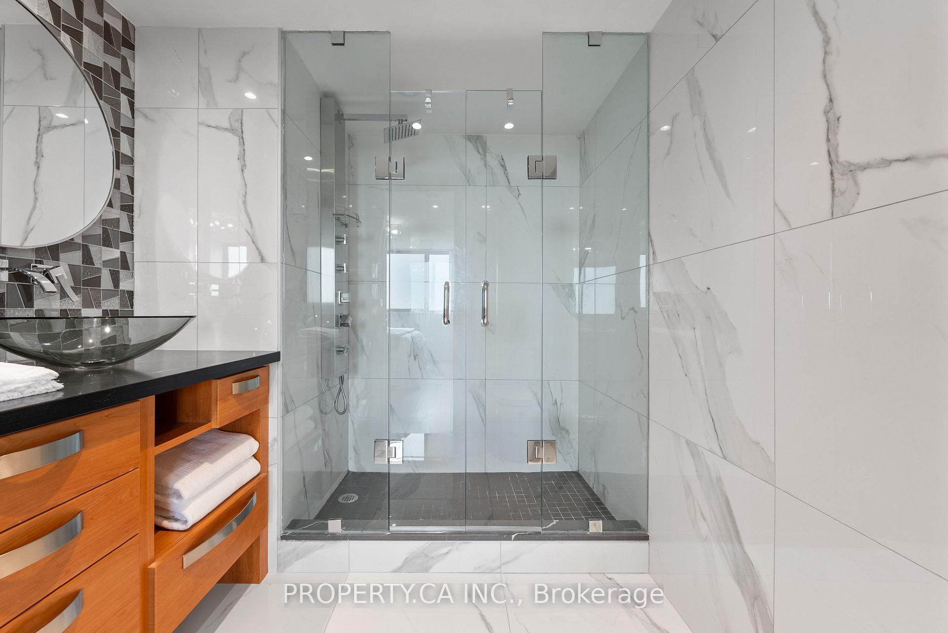 3 Bedrooms Condo at 40 Richview, Toronto For sale
