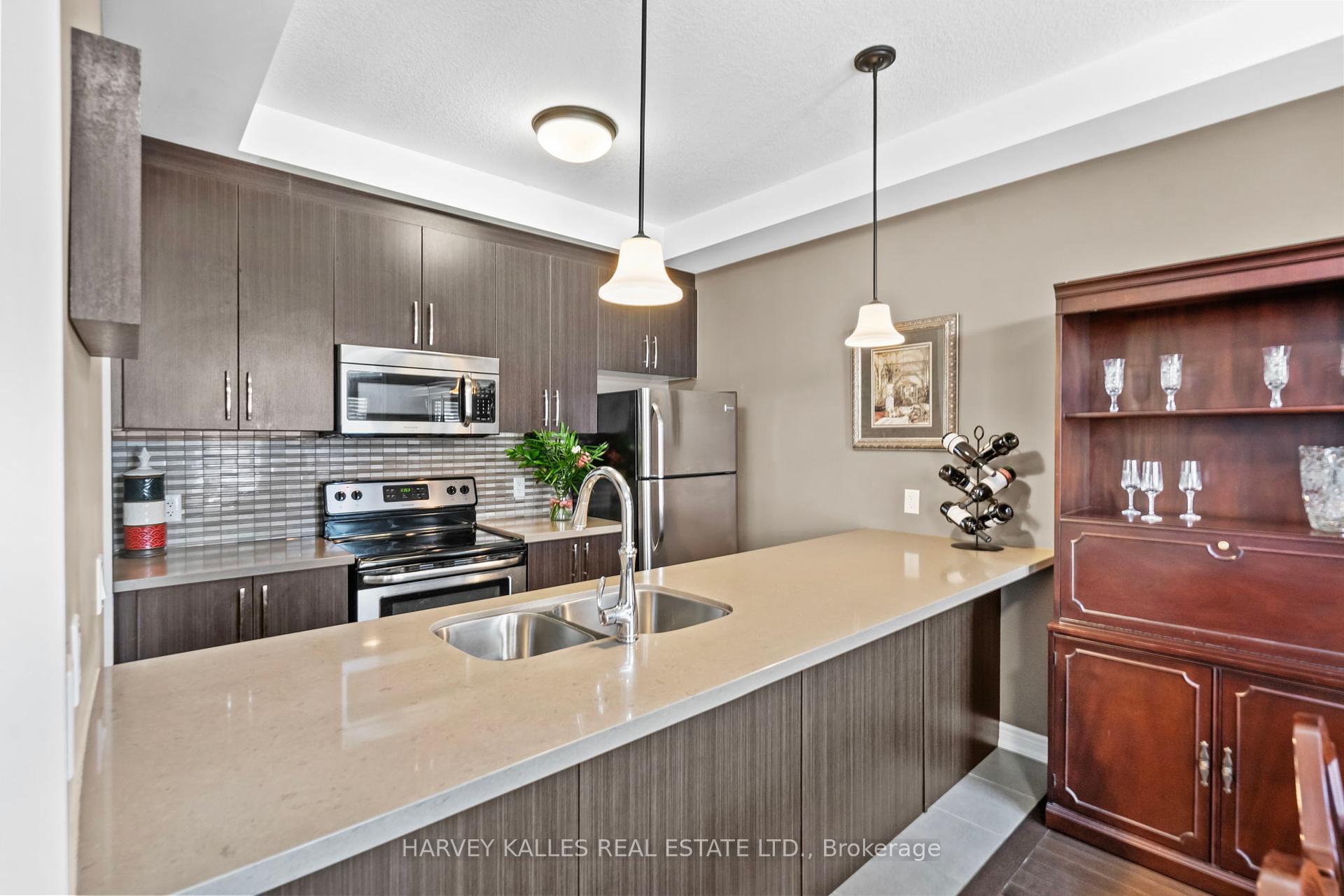 3 Bedrooms Condo at 3003 Glover, Burlington For sale
