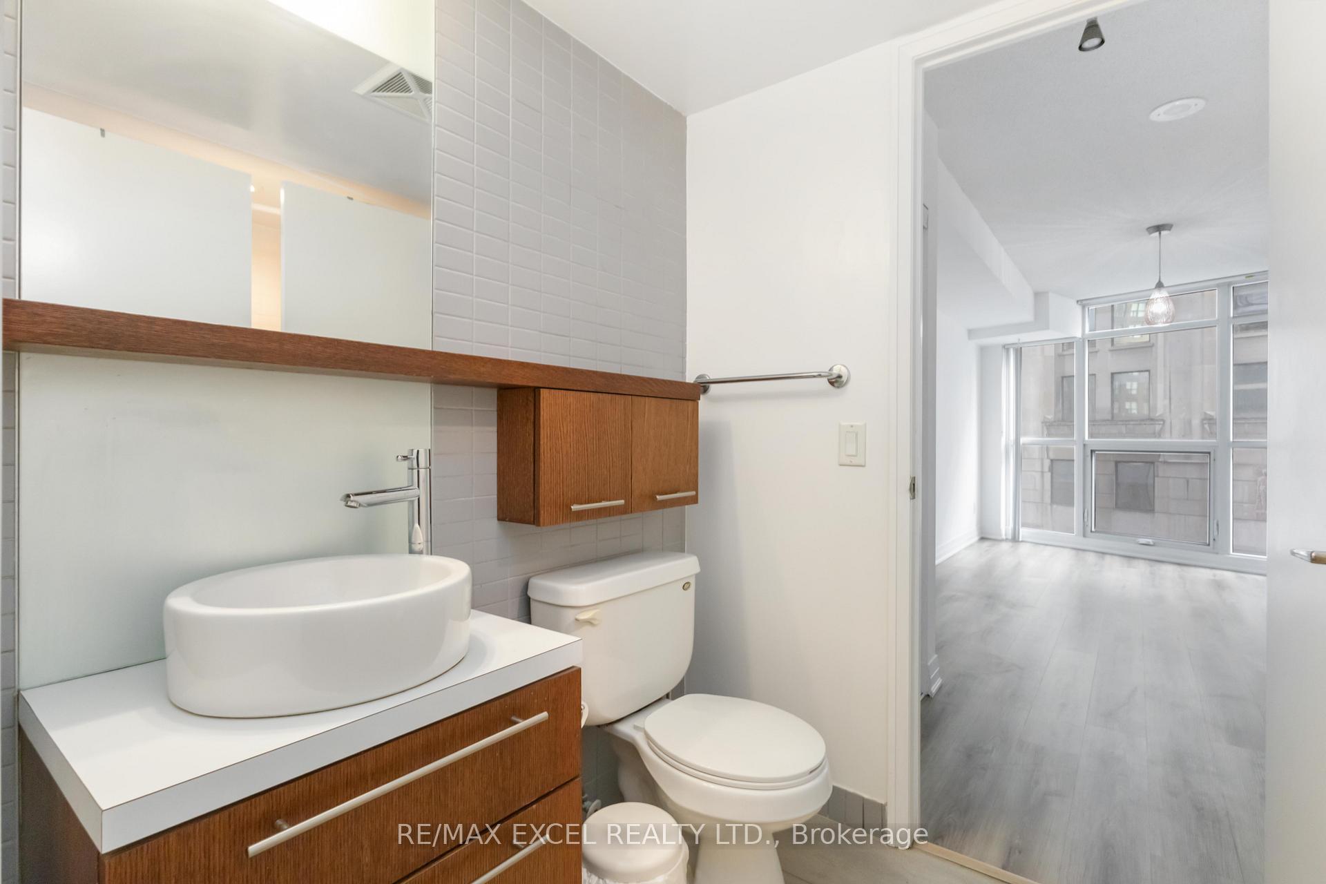 2 Bedrooms Condo at 21 Carlton, Toronto For sale