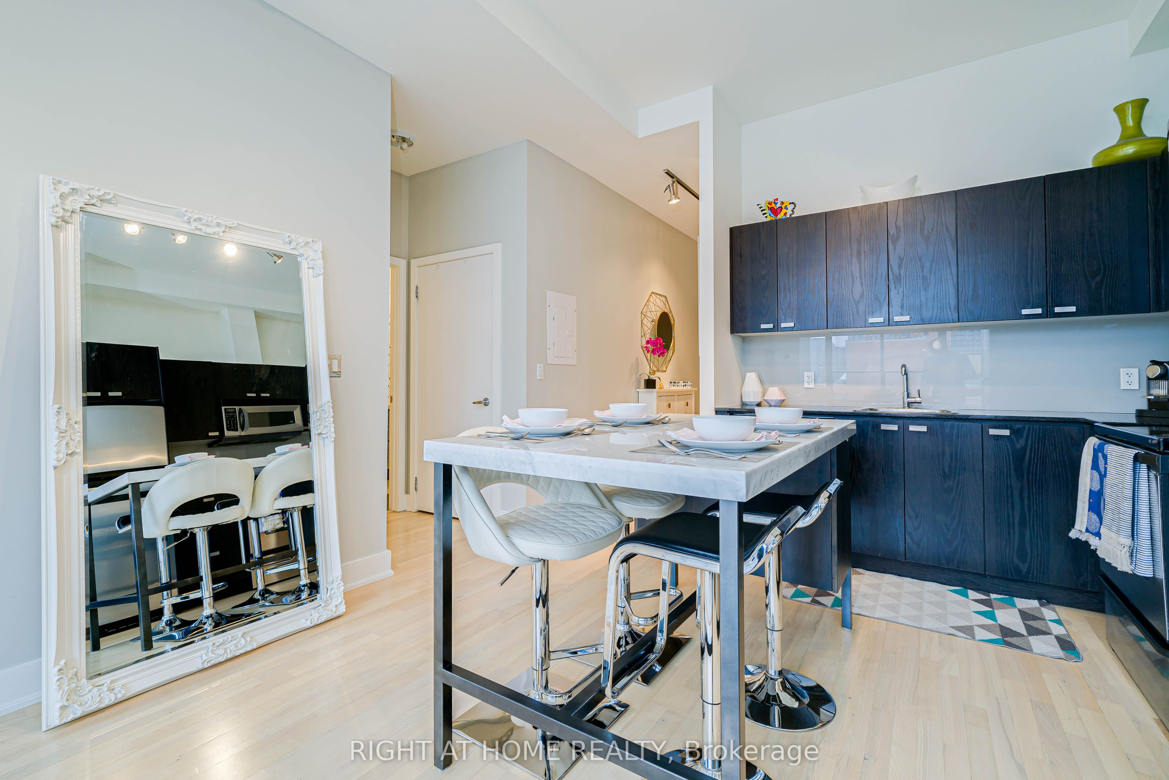 637 Lake Shore Boulevard W, #1020