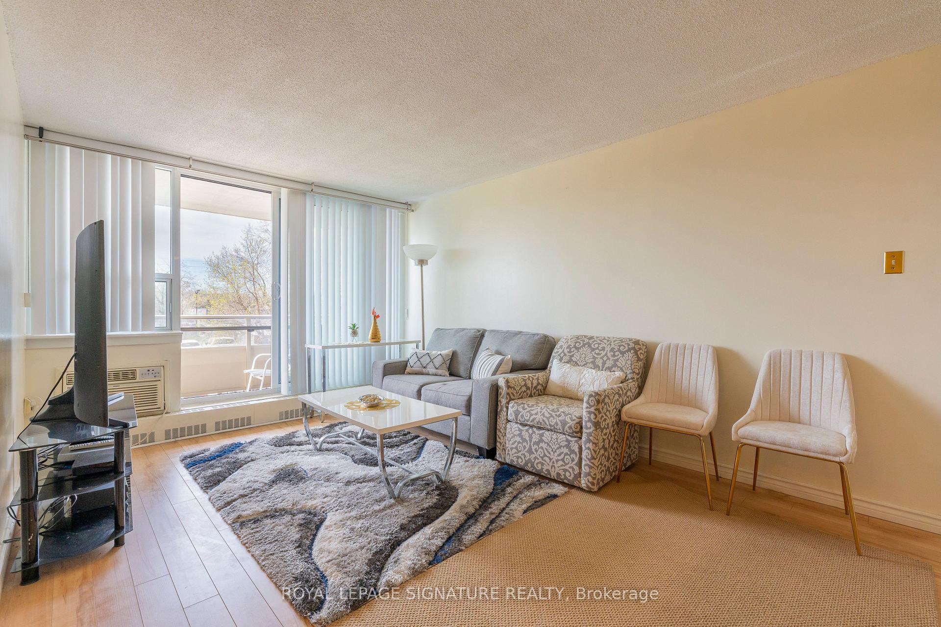 2 Bedrooms Condo at 15 Torrance, Toronto For sale