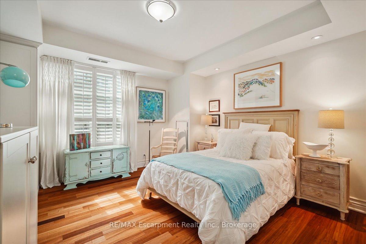 3 Bedrooms Condo at 68 Yorkville, Toronto For sale