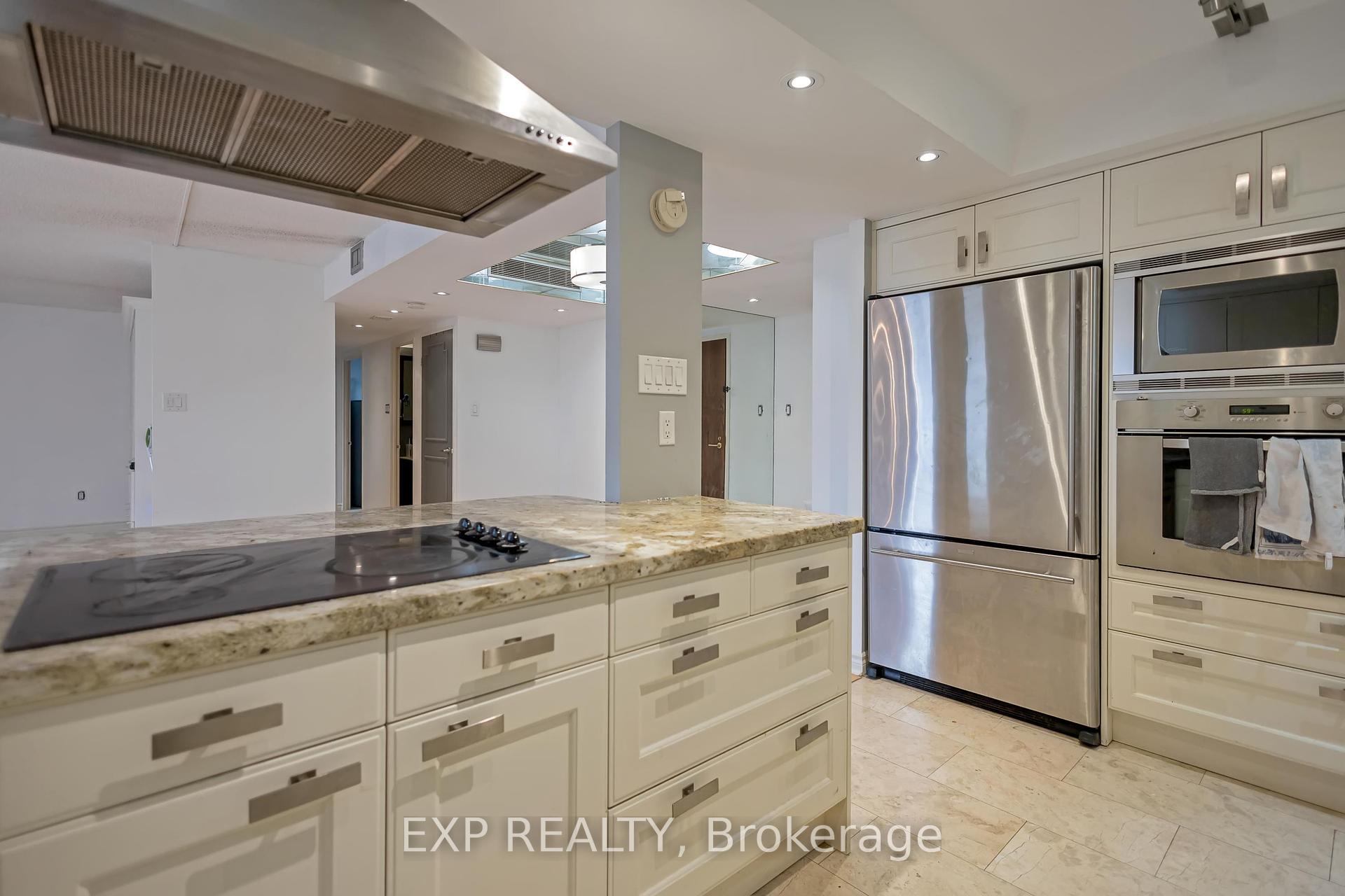 2 Bedrooms Condo at 900 Yonge, Toronto For sale