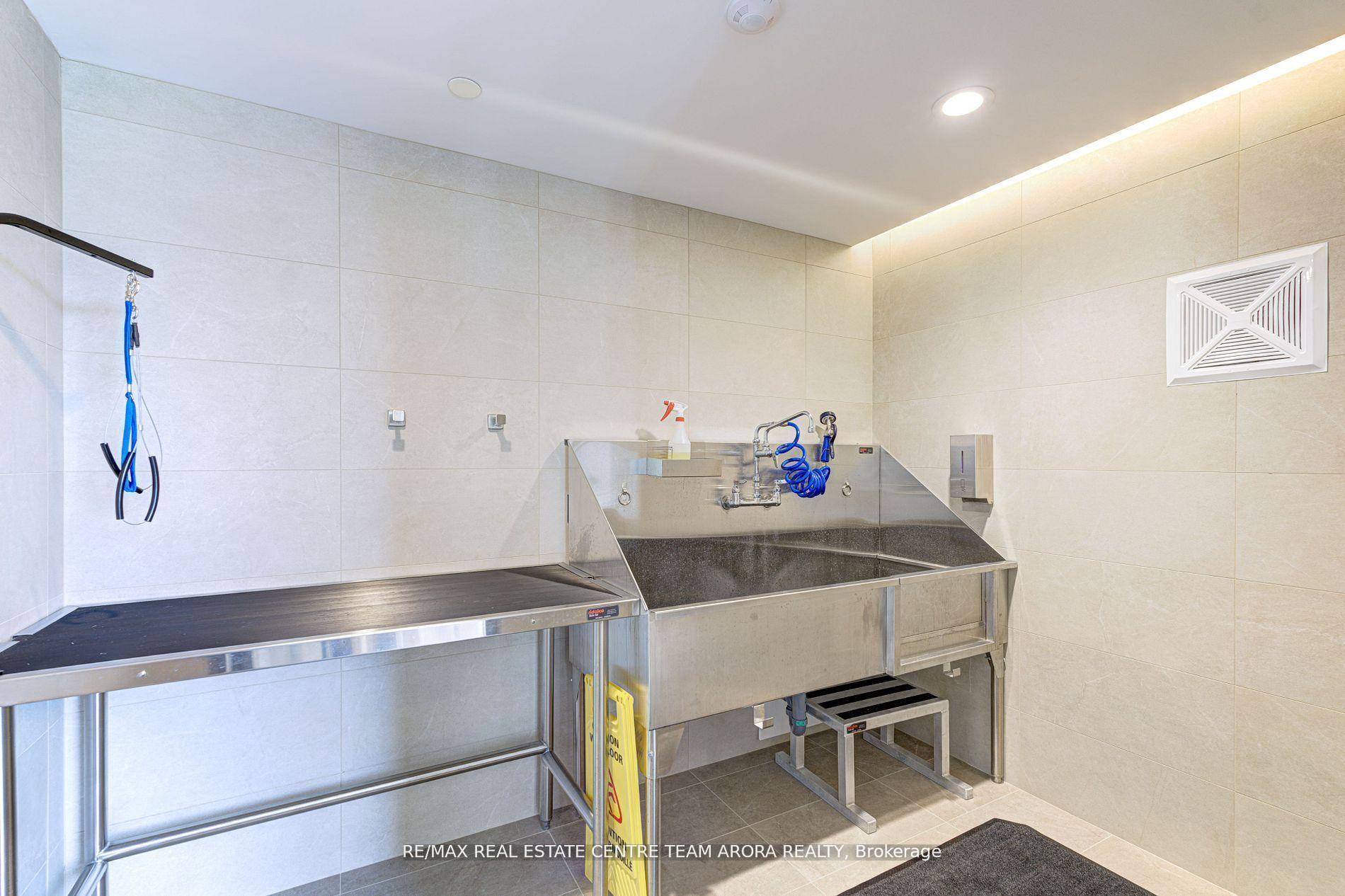 2 Bedrooms Condo at 1415 Dundas, Oakville For sale