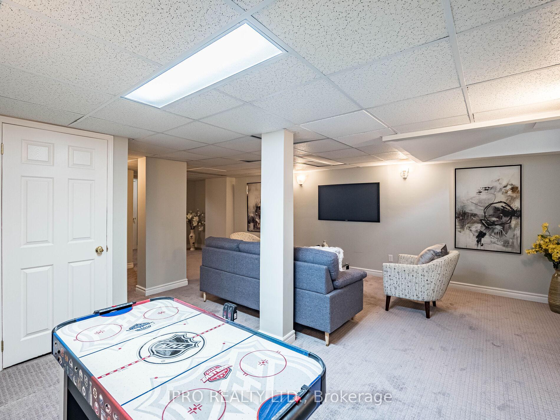 4 Bedrooms Condo at 833 Scollard, Mississauga For sale