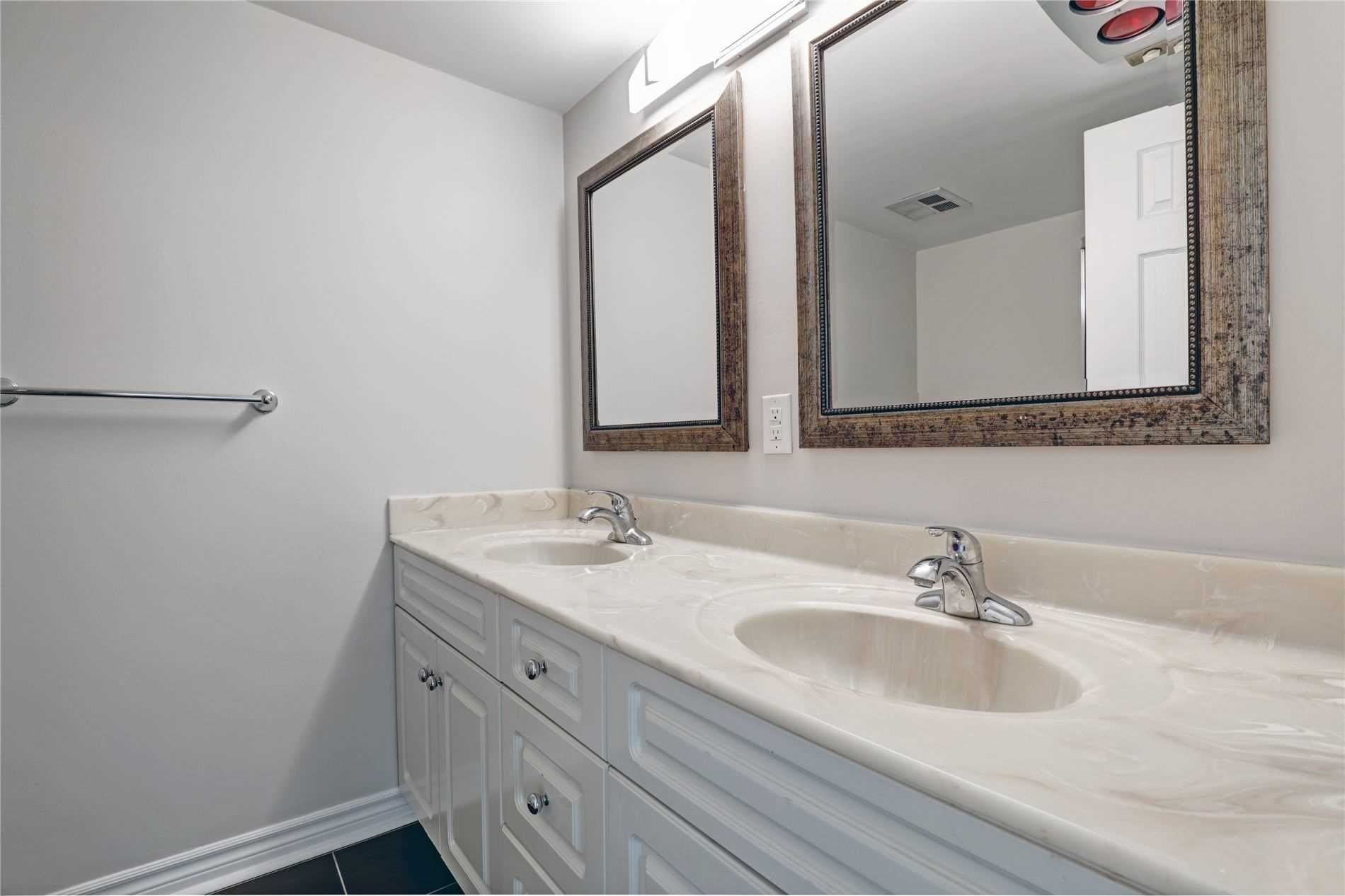 3650 Kaneff Crescent 207